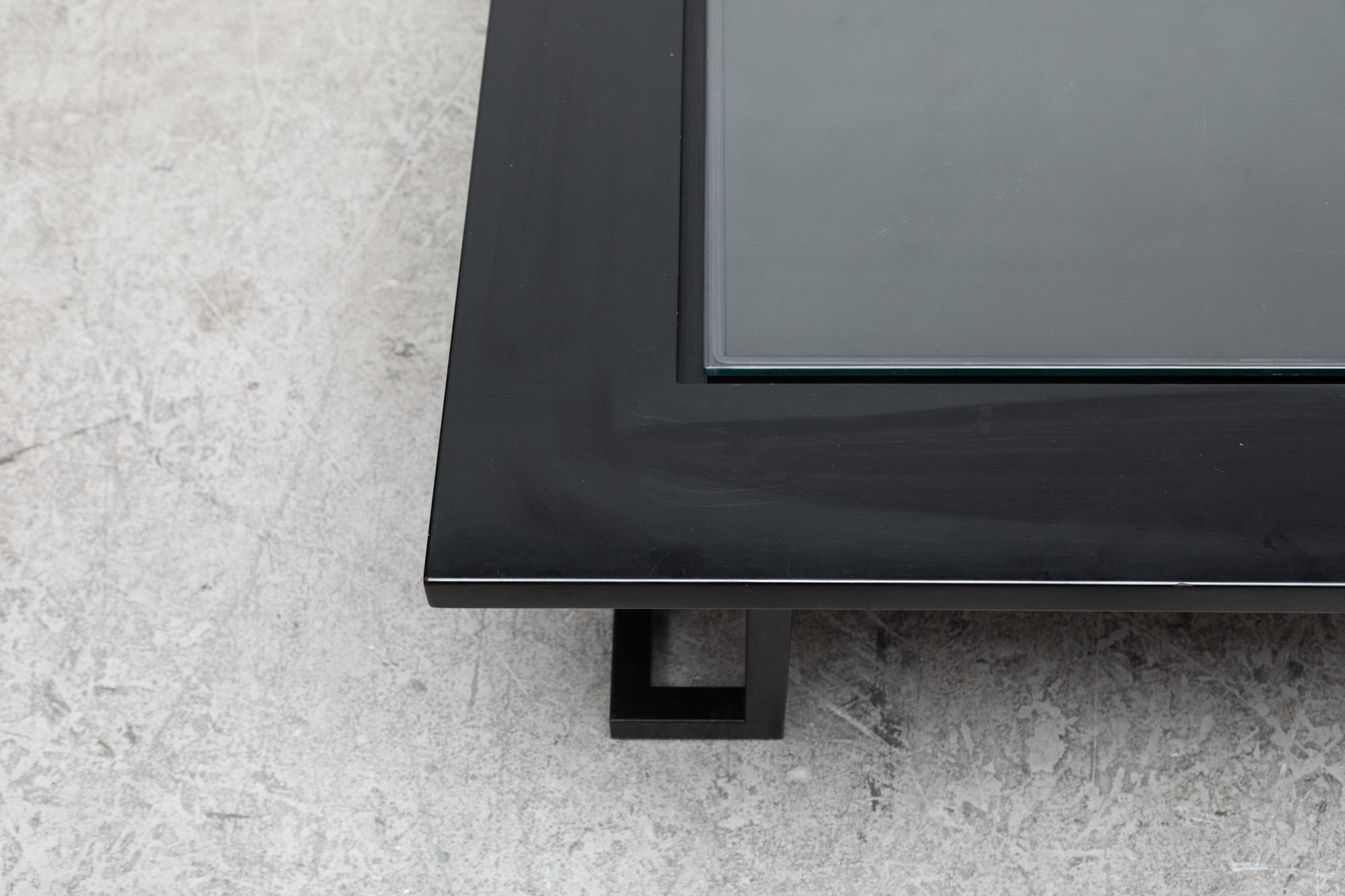 Table basse italienne laquée noire avec verre encastré et pieds en acier en vente 2