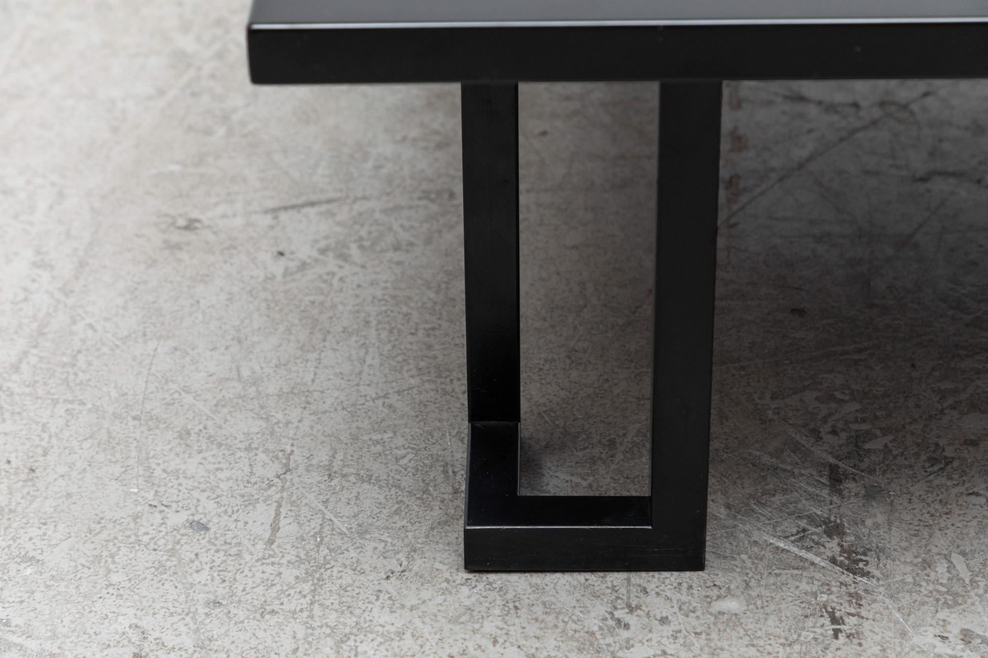 Table basse italienne laquée noire avec verre encastré et pieds en acier en vente 4