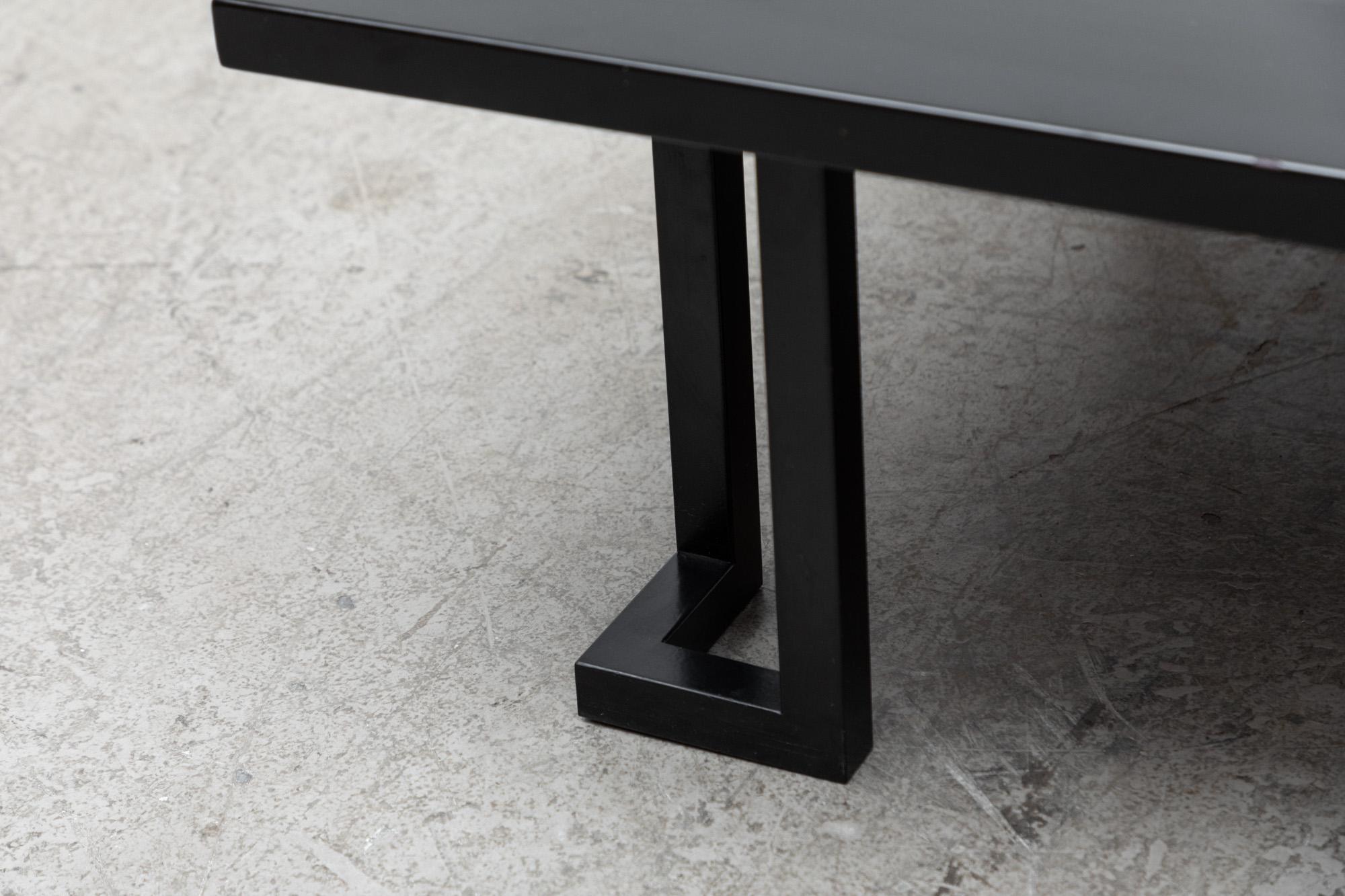 Table basse italienne laquée noire avec verre encastré et pieds en acier en vente 5