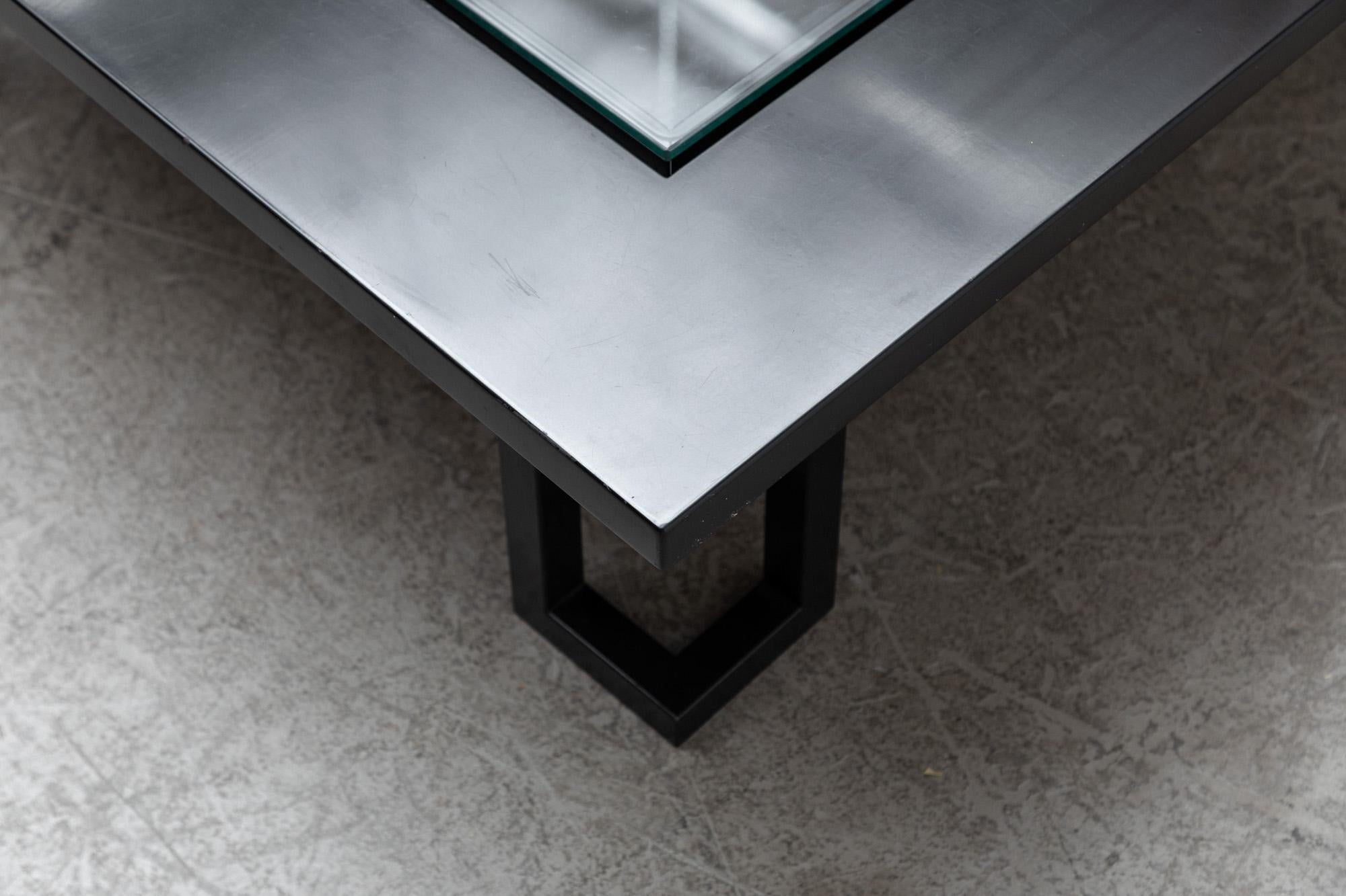 Table basse italienne laquée noire avec verre encastré et pieds en acier en vente 6