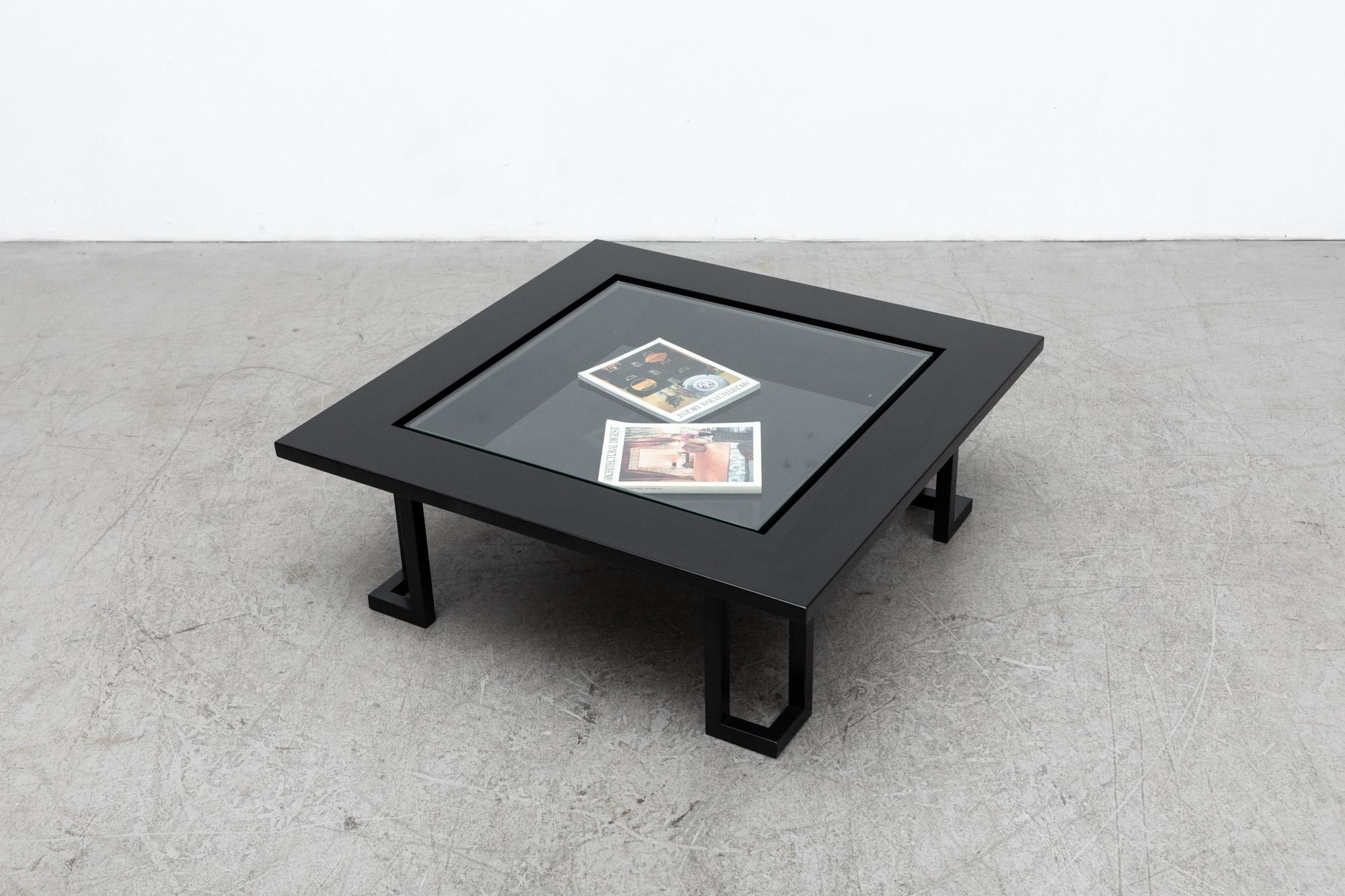 Mesa de centro italiana de madera lacada en negro con tapa de cristal y patas de acero Holandés en venta