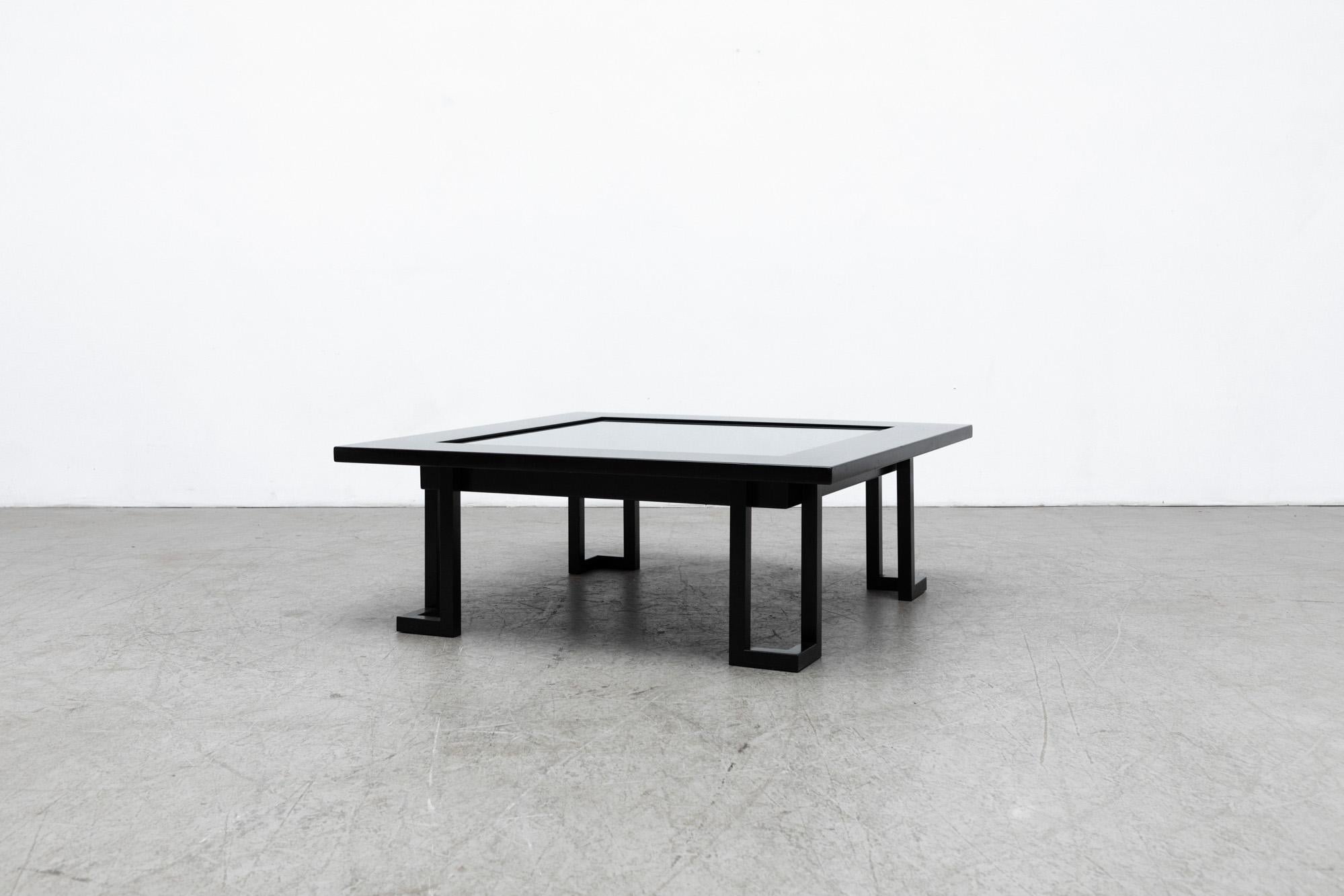 Fin du 20e siècle Table basse italienne laquée noire avec verre encastré et pieds en acier en vente