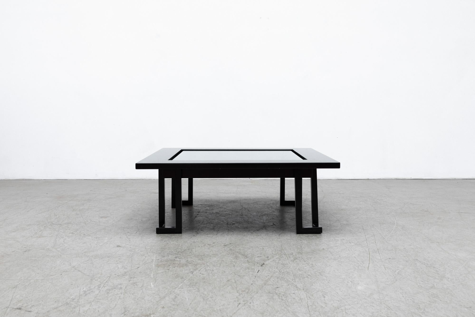 Mesa de centro italiana de madera lacada en negro con tapa de cristal y patas de acero Vidrio en venta