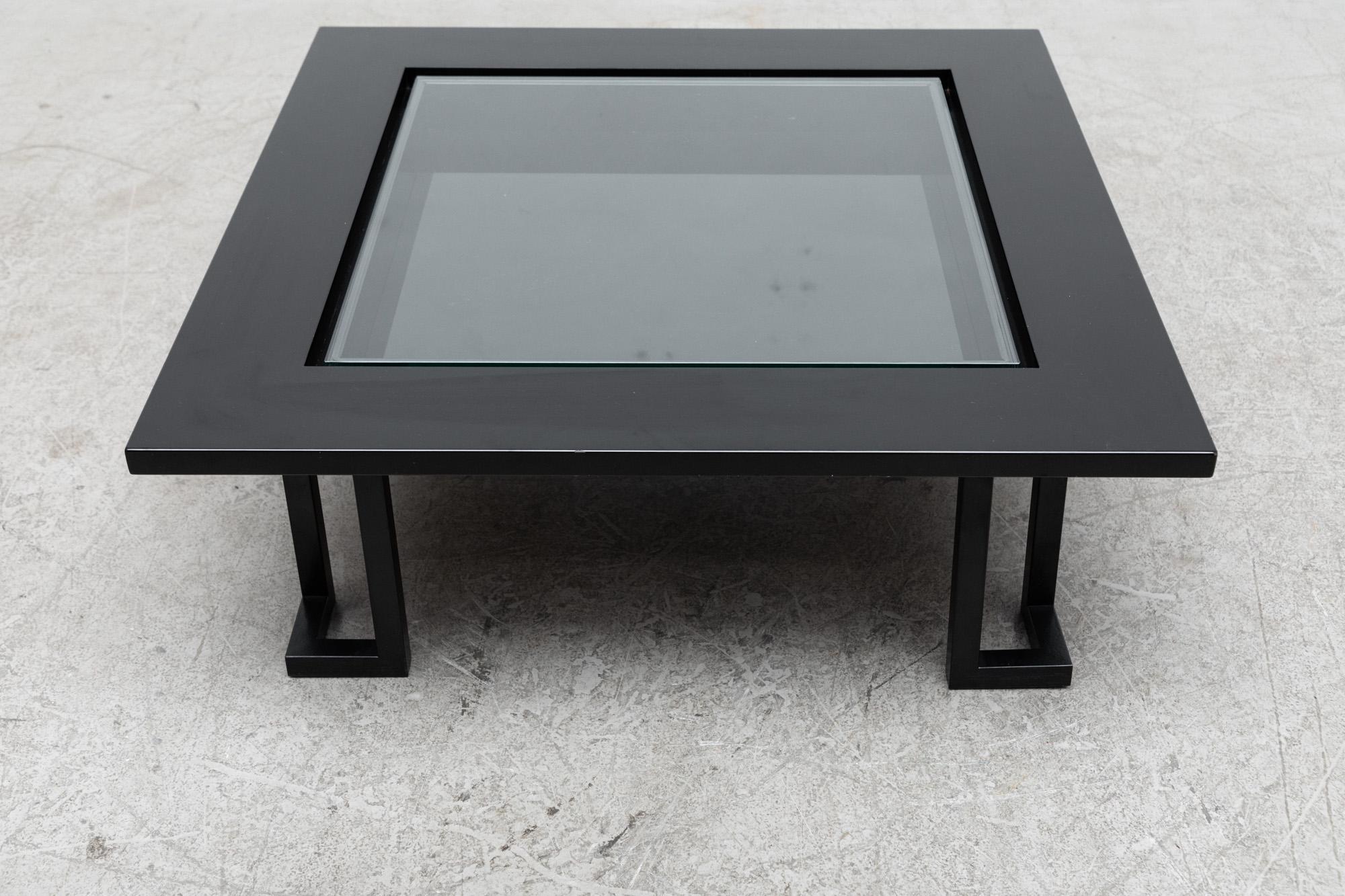 Table basse italienne laquée noire avec verre encastré et pieds en acier en vente 1
