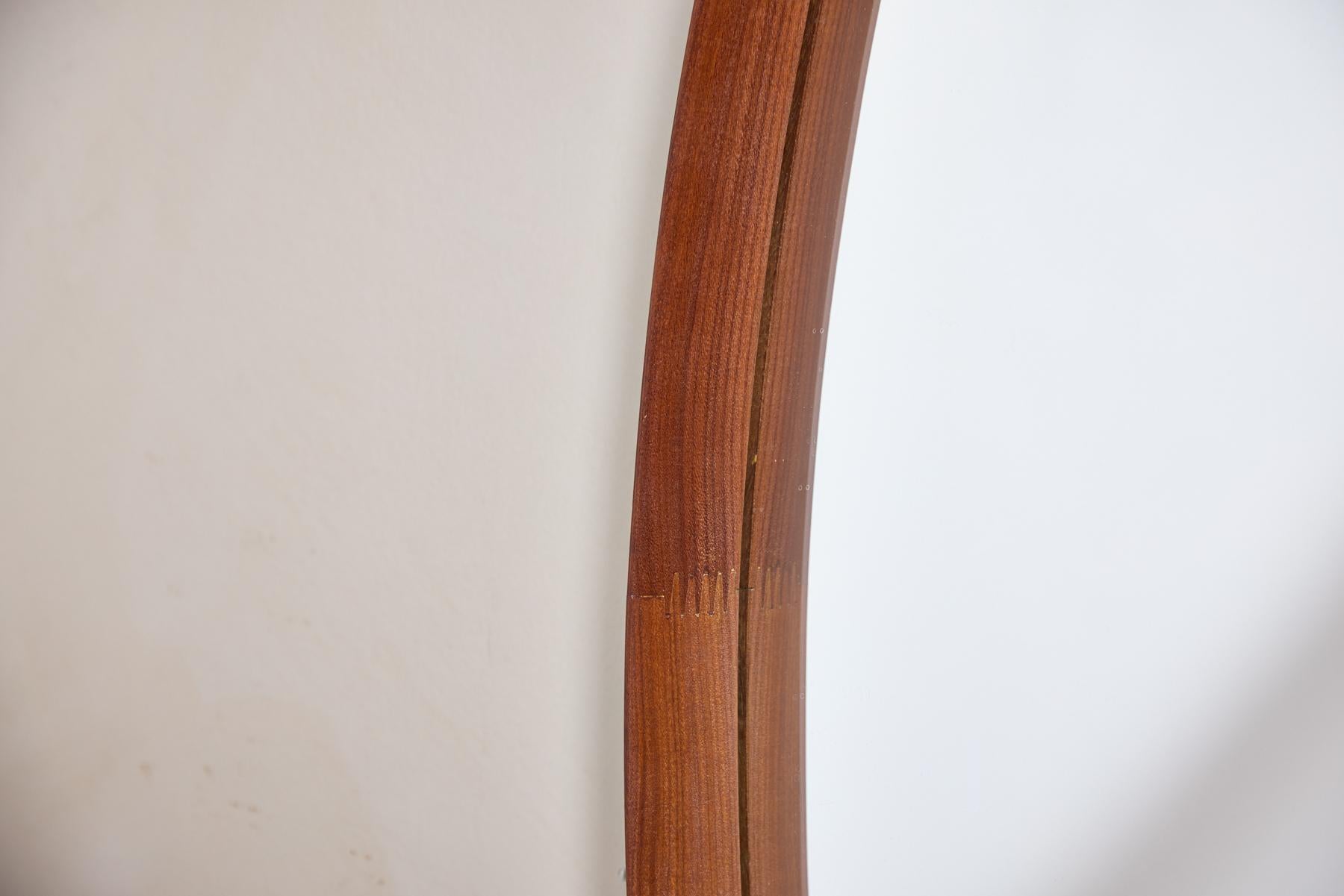 Specchio in legno e pelle italiano in vendita 5