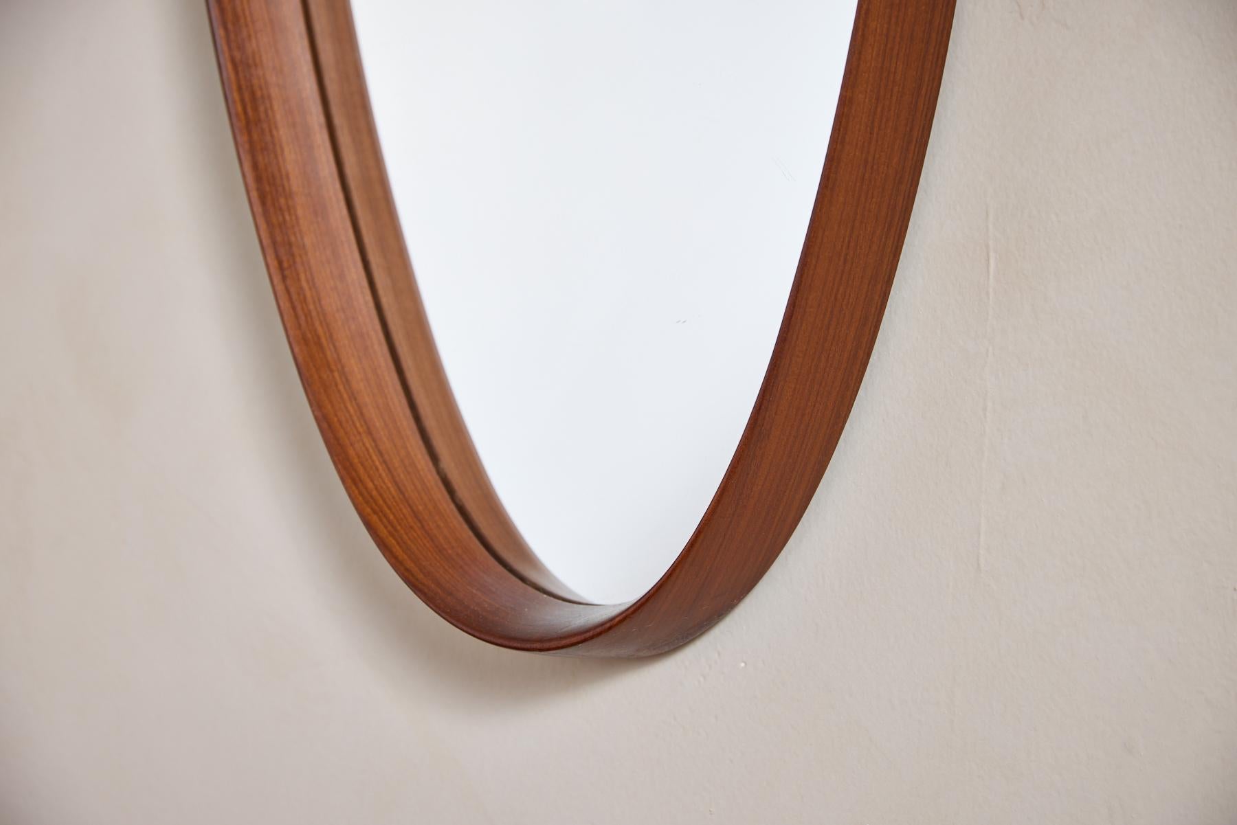 Specchio in legno e pelle italiano in vendita 7