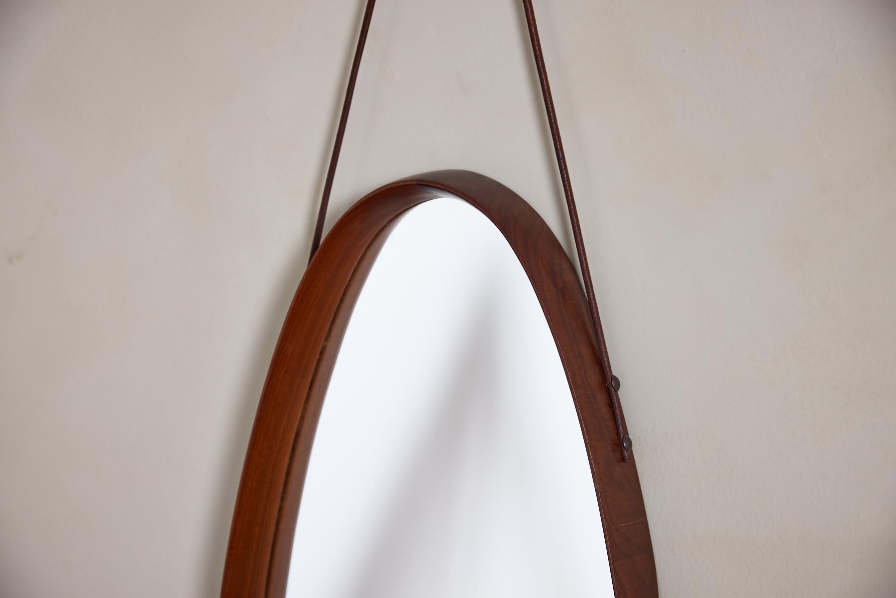 Specchio in legno e pelle italiano in vendita 1