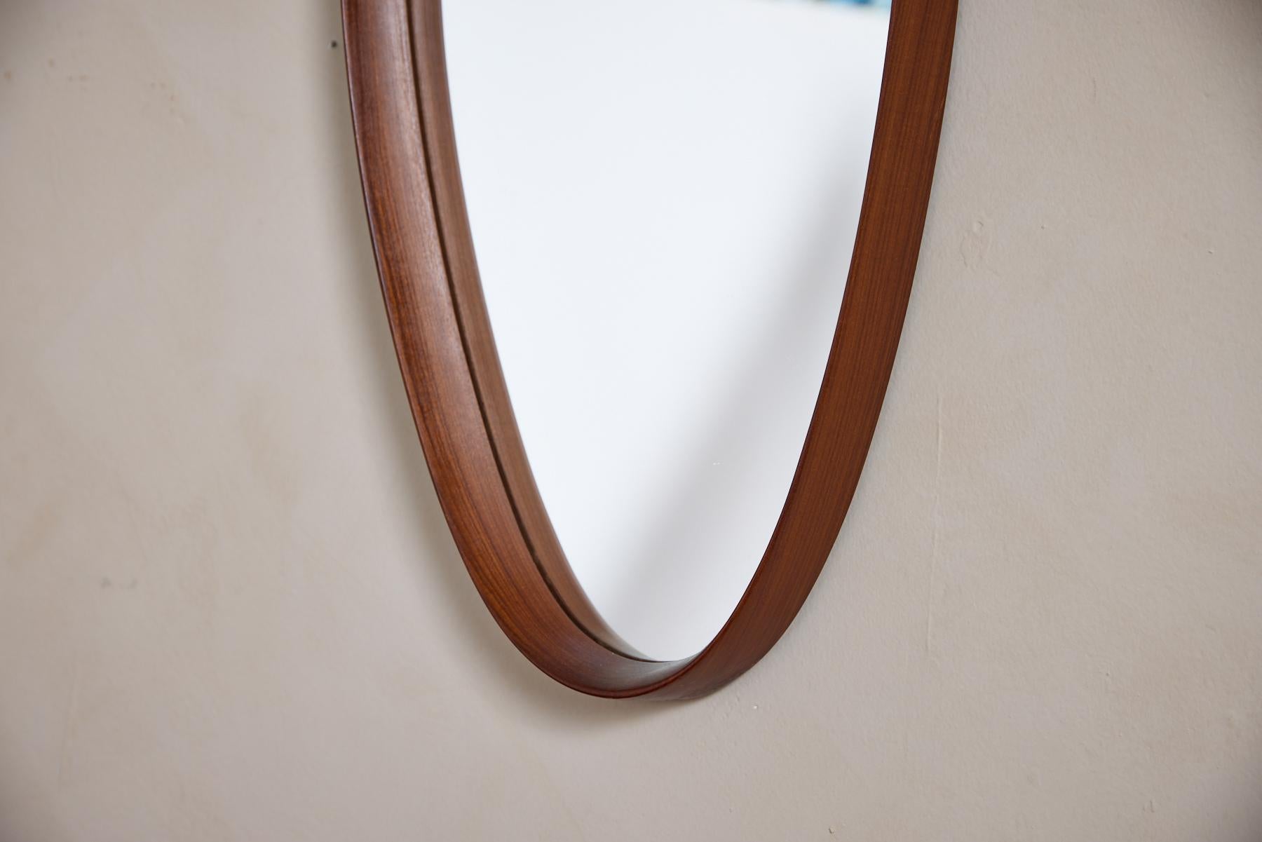 Specchio in legno e pelle italiano in vendita 2