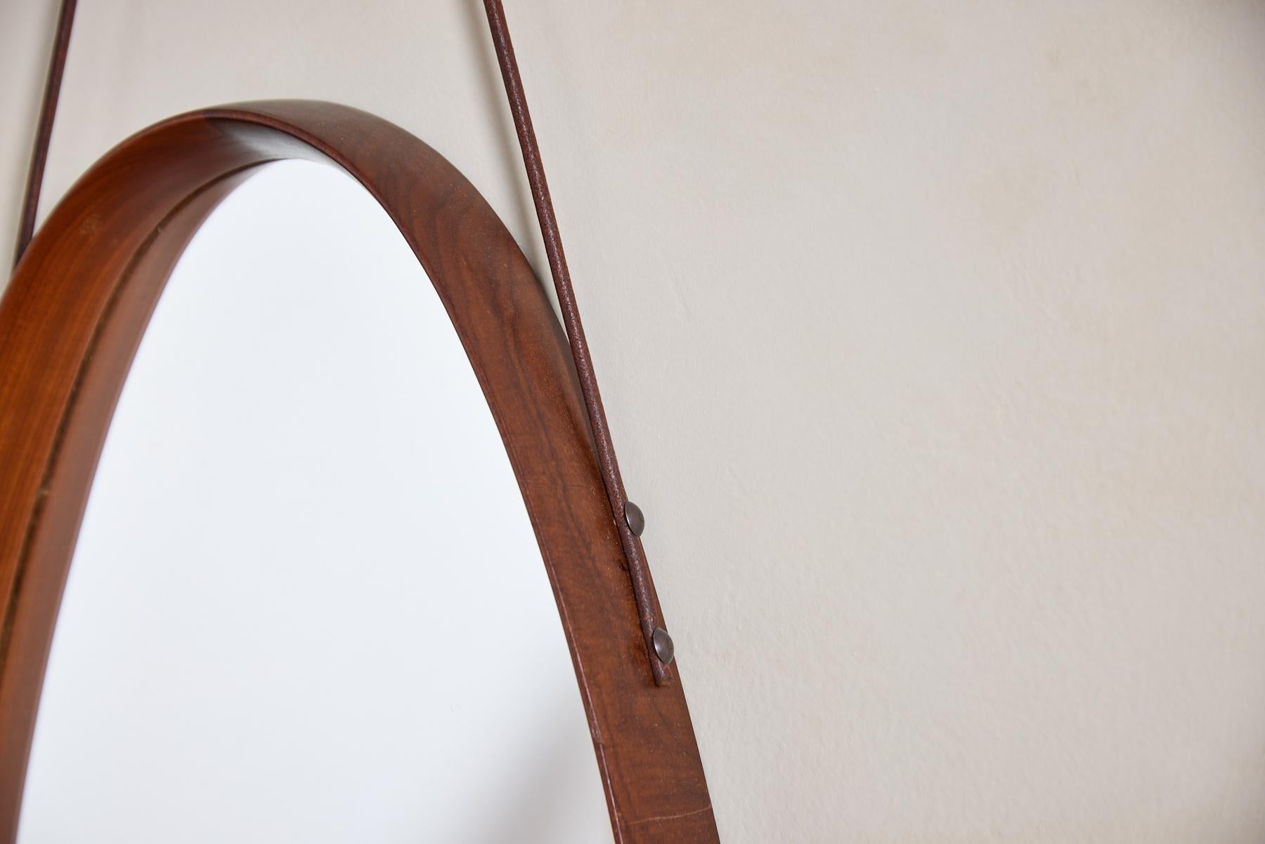 Specchio in legno e pelle italiano in vendita 4