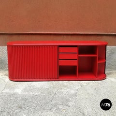 Italienisches Sideboard aus Holz und rotem Kunststoff:: 1980er Jahre