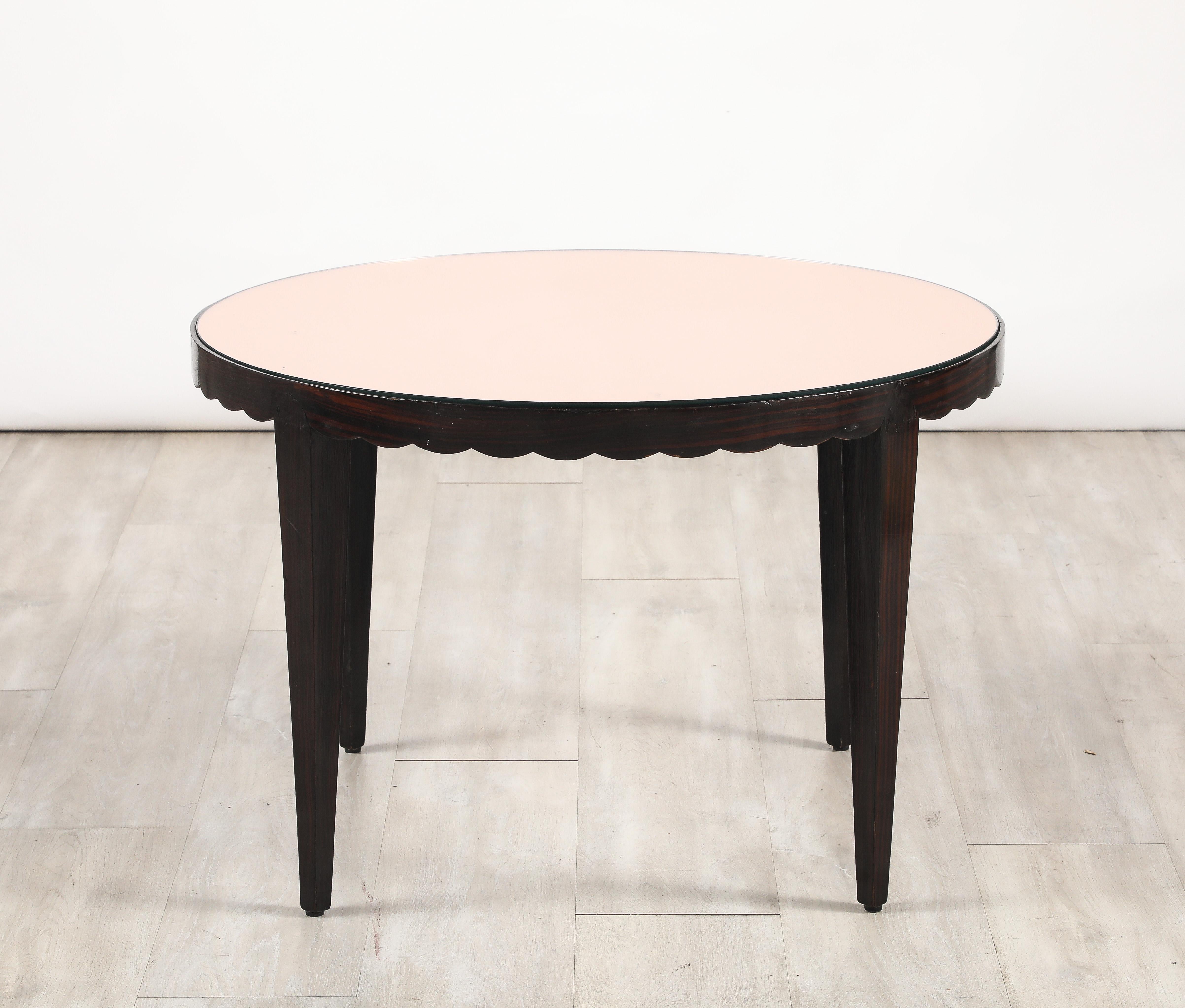 Sculpté à la main Table basse festonnée italienne en Wood et verre or rose, vers 1950 en vente