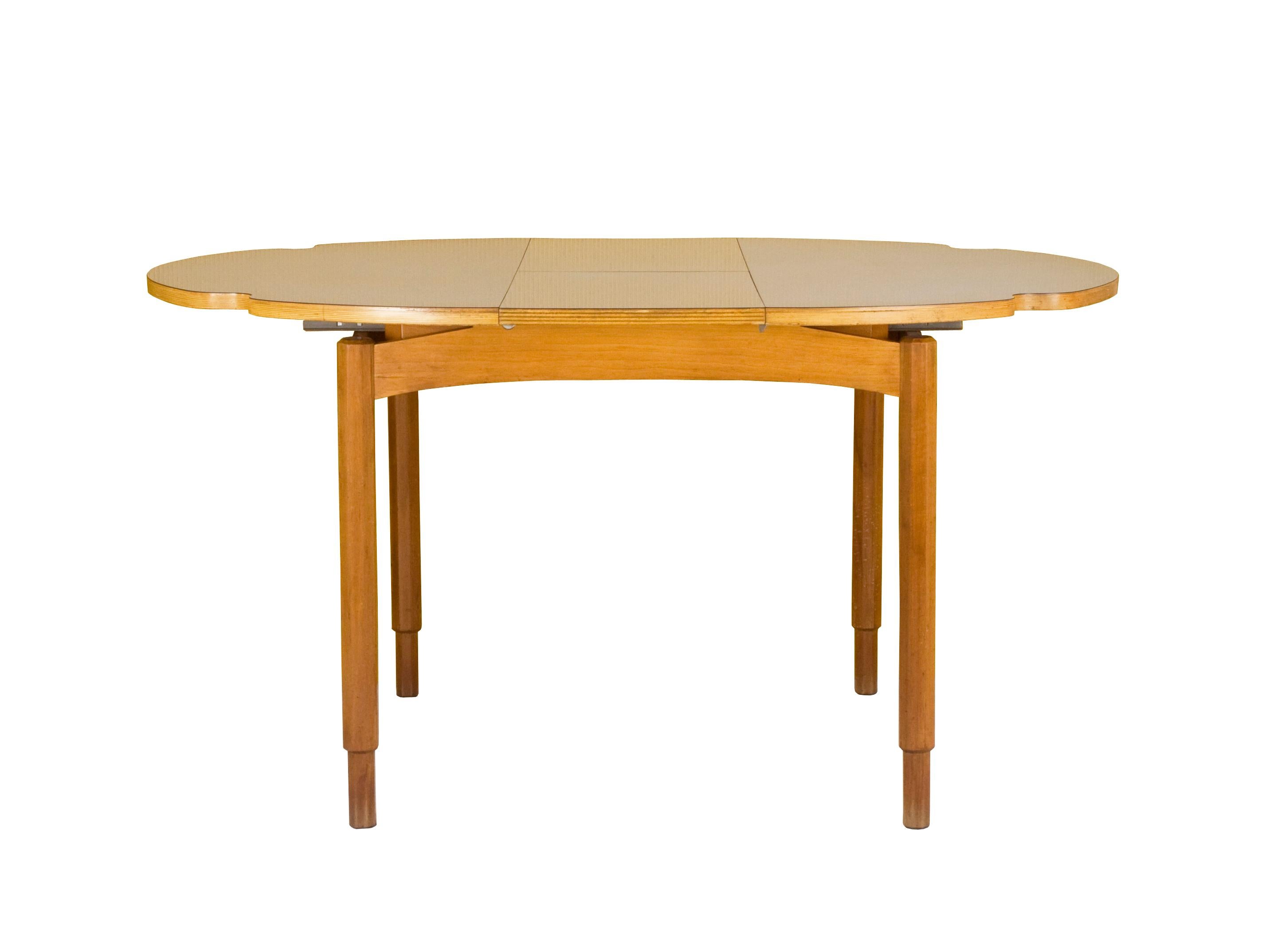 Italian dining table with extensible top. Made of wood and white laminate top surface. It remains in very good vintage condition: wear consistent with age and use. 

Top's measures: close 110 x 110 cm, open 110 x 145.5 cm.