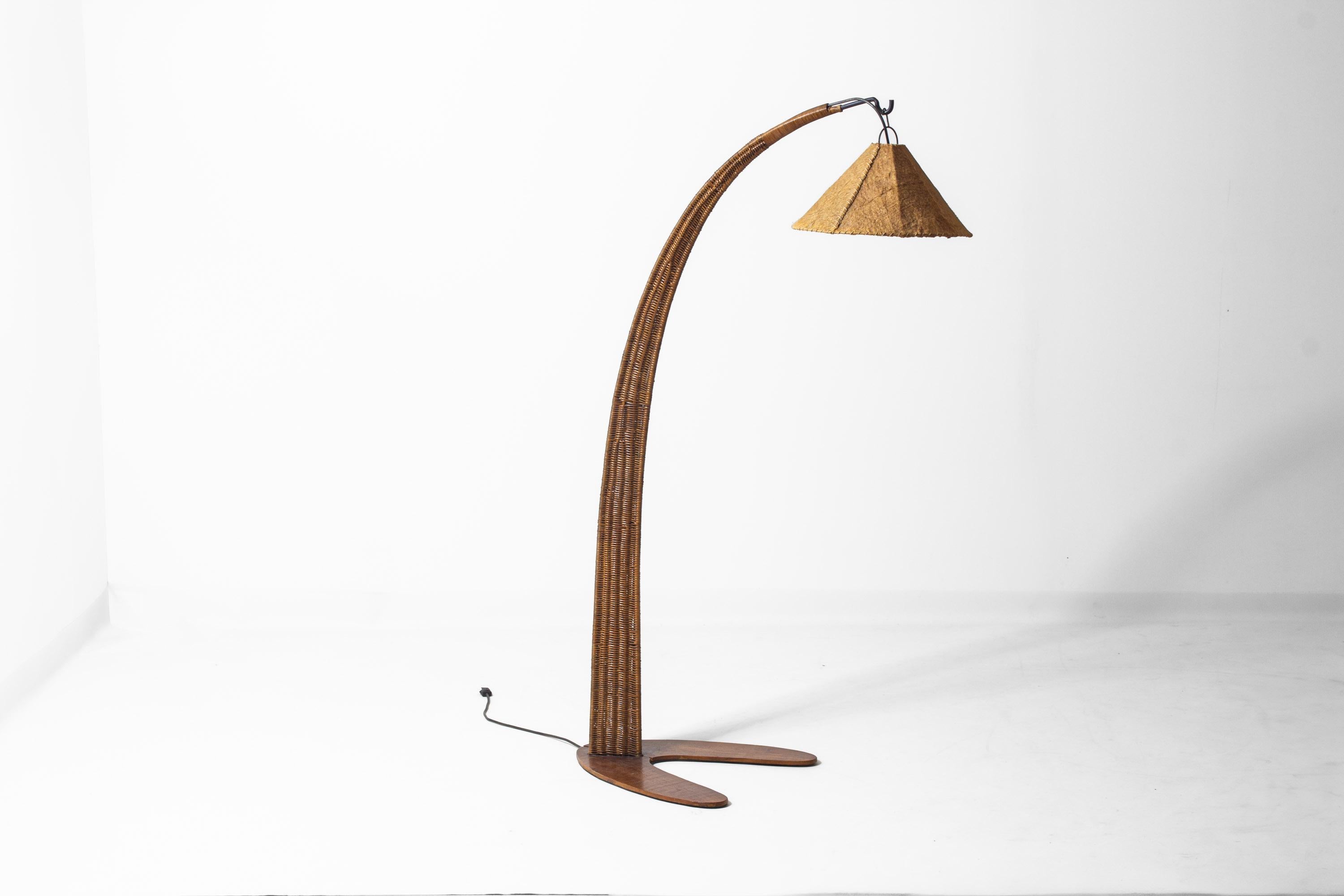 Italian wood arc floor lamp in rattan, 1970s en venta 3