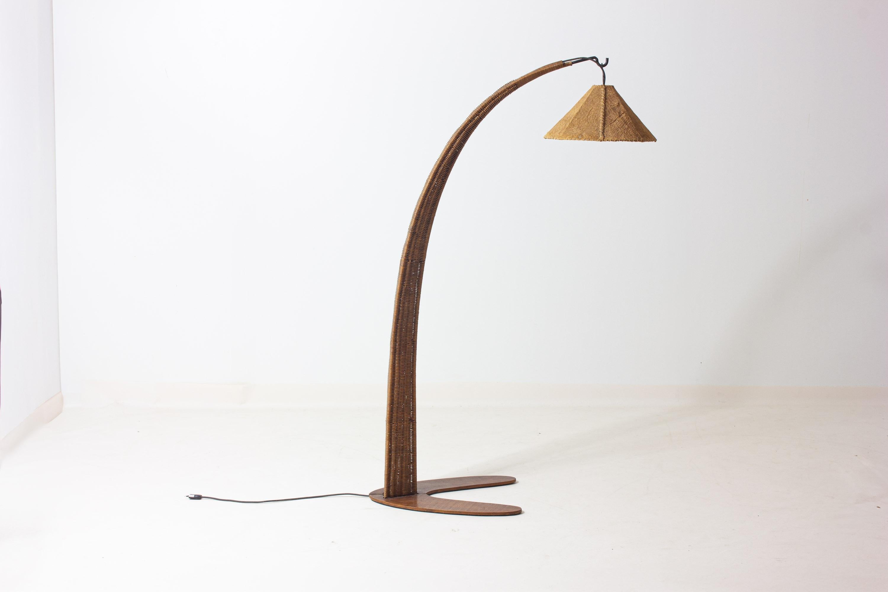 Italian wood arc floor lamp in rattan, 1970s en venta 4