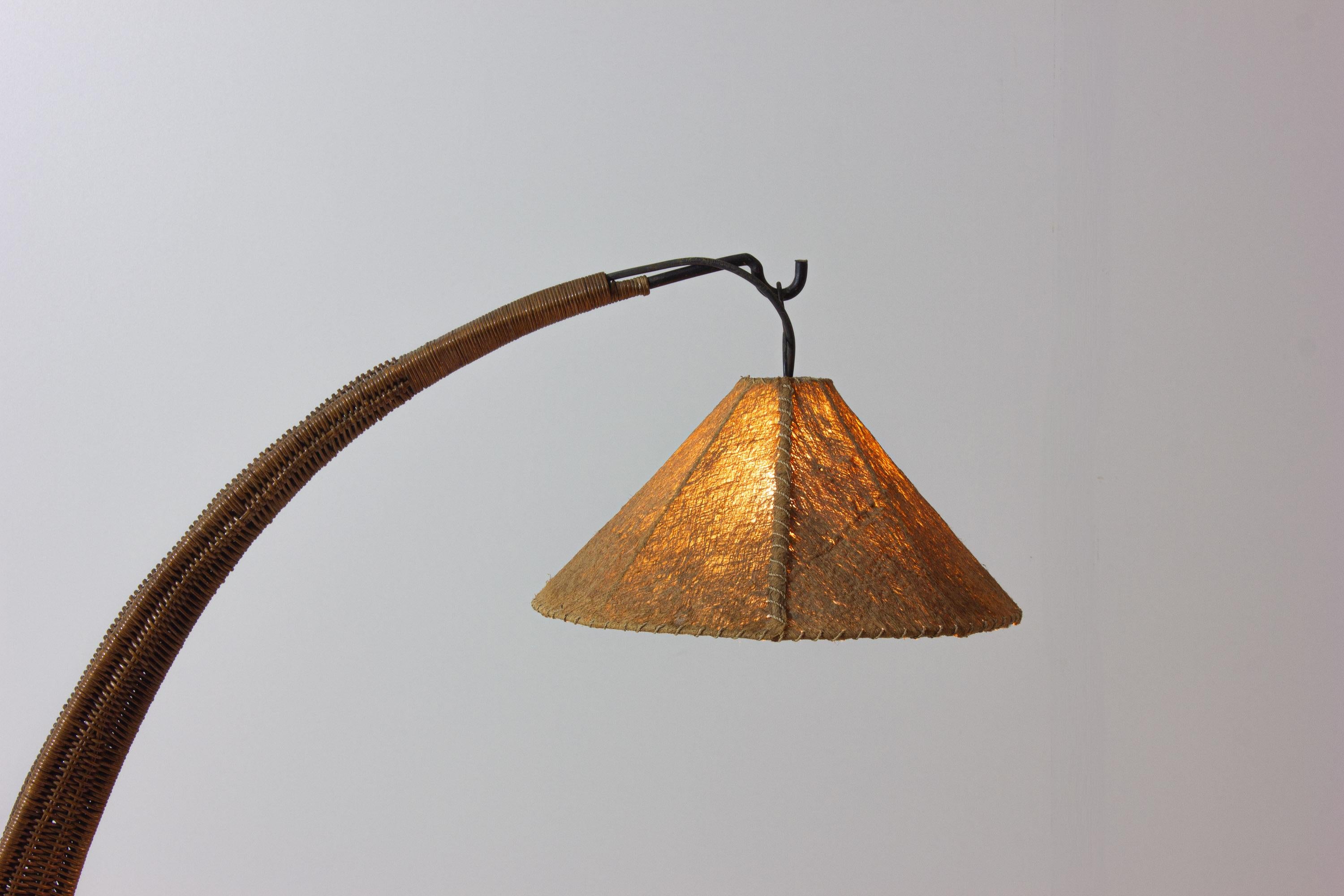 Italian wood arc floor lamp in rattan, 1970s en venta 6