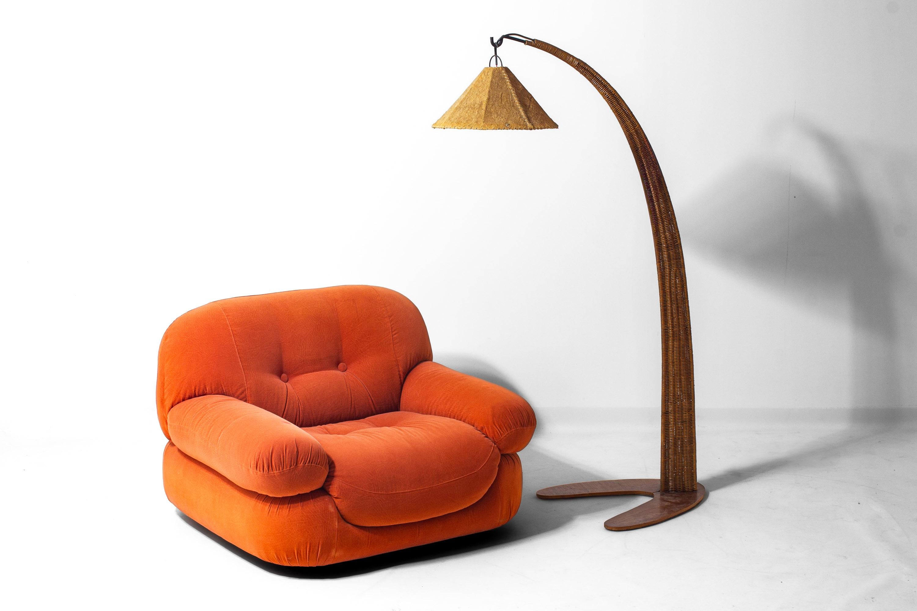 Beautiful arched floor lamp in rattan with a jute shade. It was made in Italy in the 1960s but remains in very good condition. Not only is it an interesting piece visually, the vibe it gives off is cozy and warm. The lamp’s fin-shaped foot is