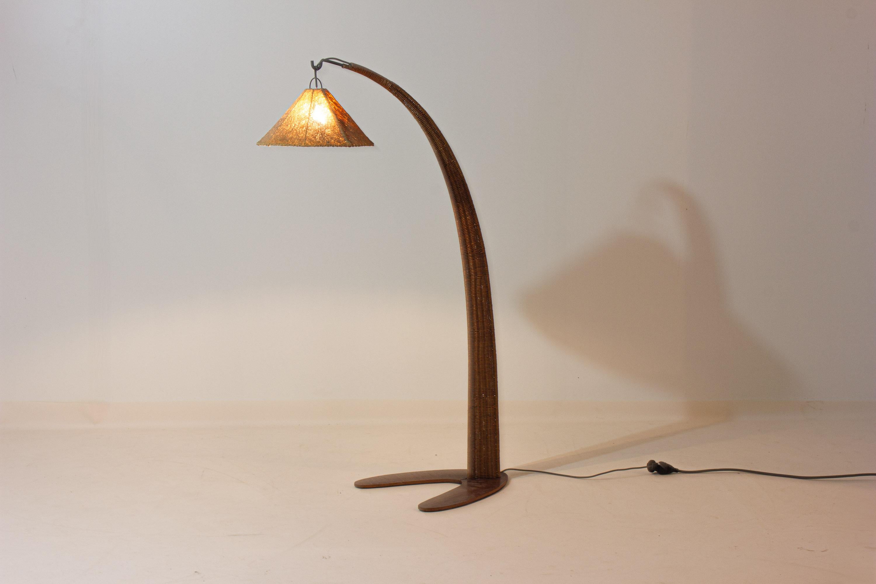 Italian wood arc floor lamp in rattan, 1970s Moderno de mediados de siglo en venta
