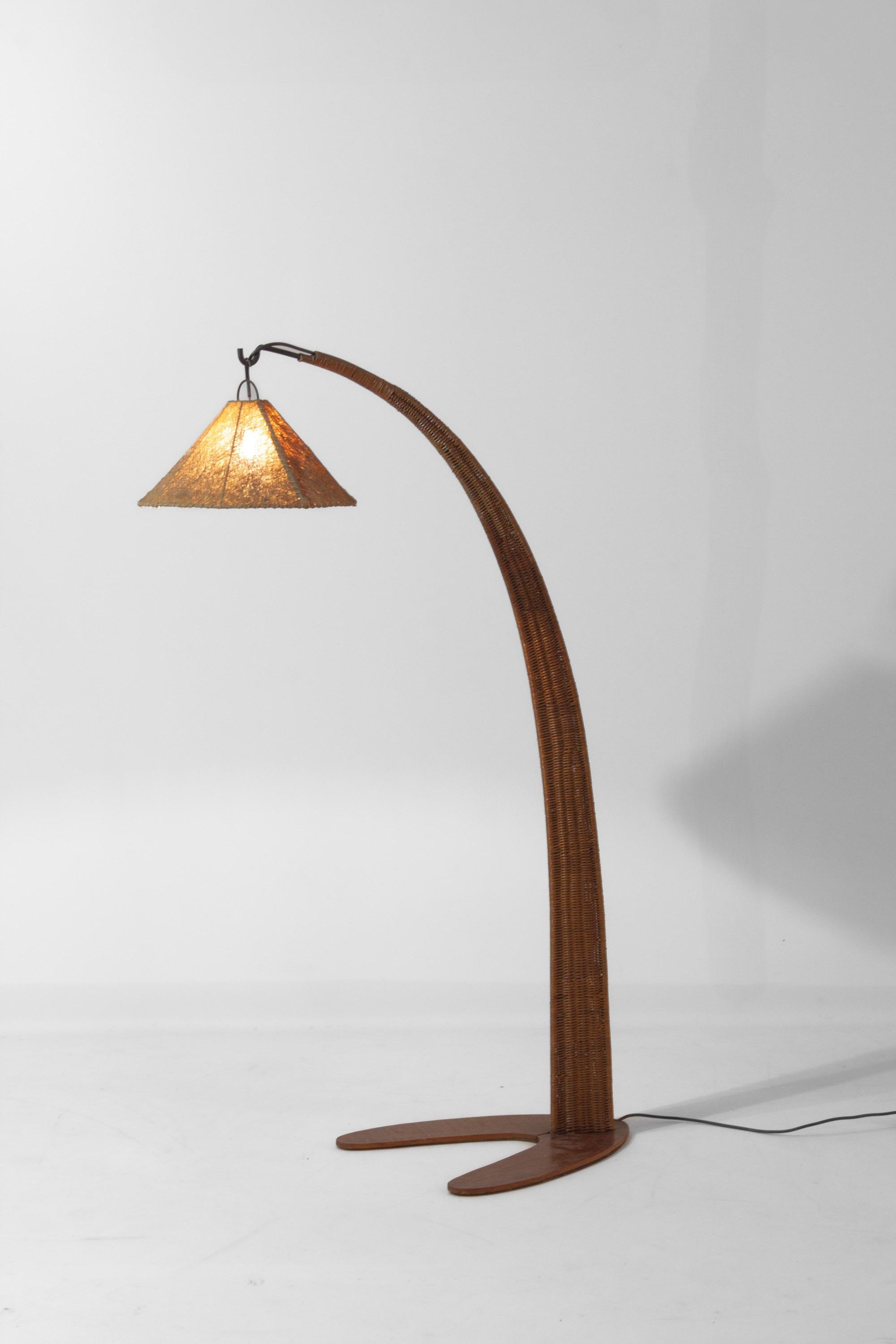 Italian wood arc floor lamp in rattan, 1970s Italiano en venta