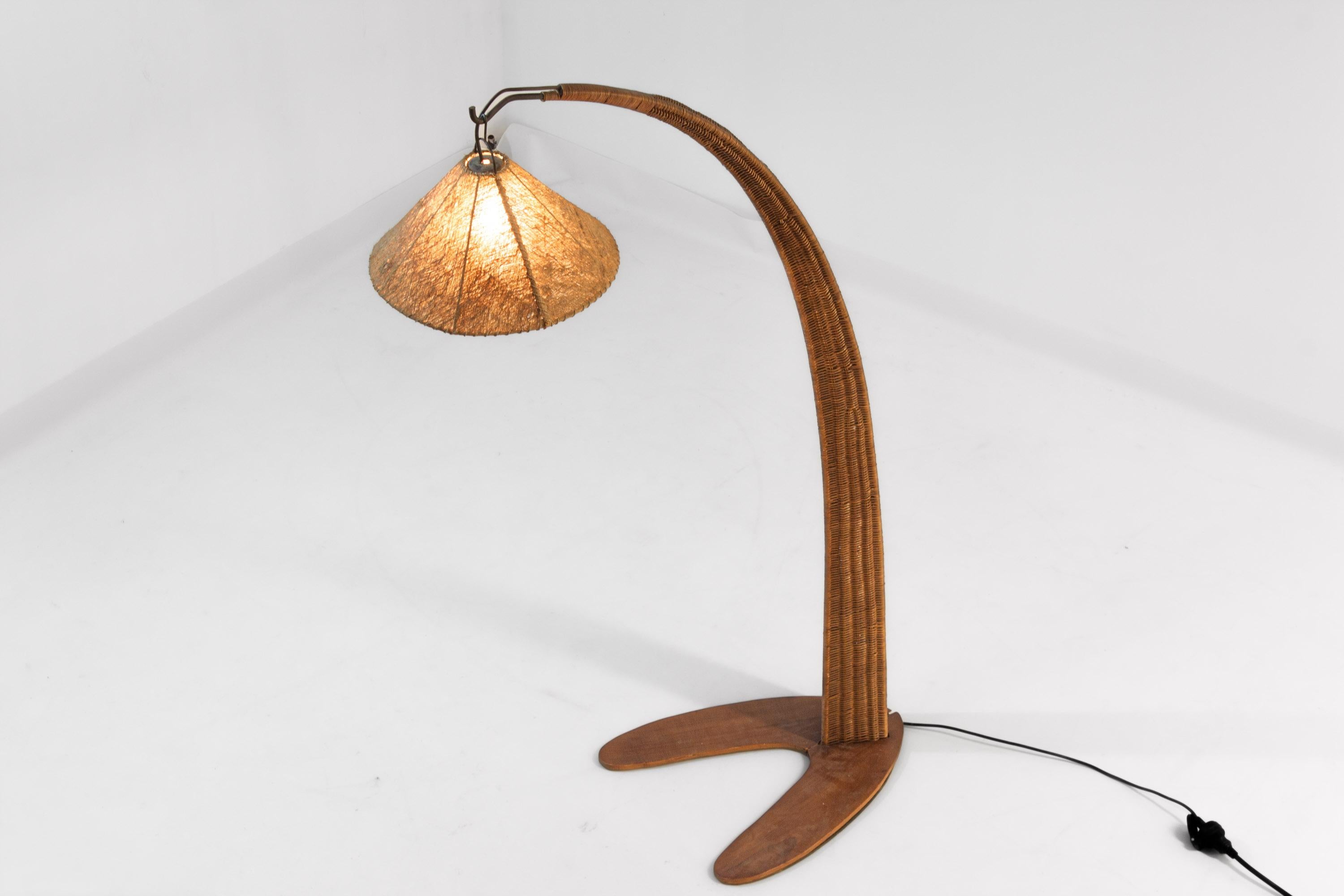 Italian wood arc floor lamp in rattan, 1970s en Bueno estado para la venta en Antwerpen, VAN