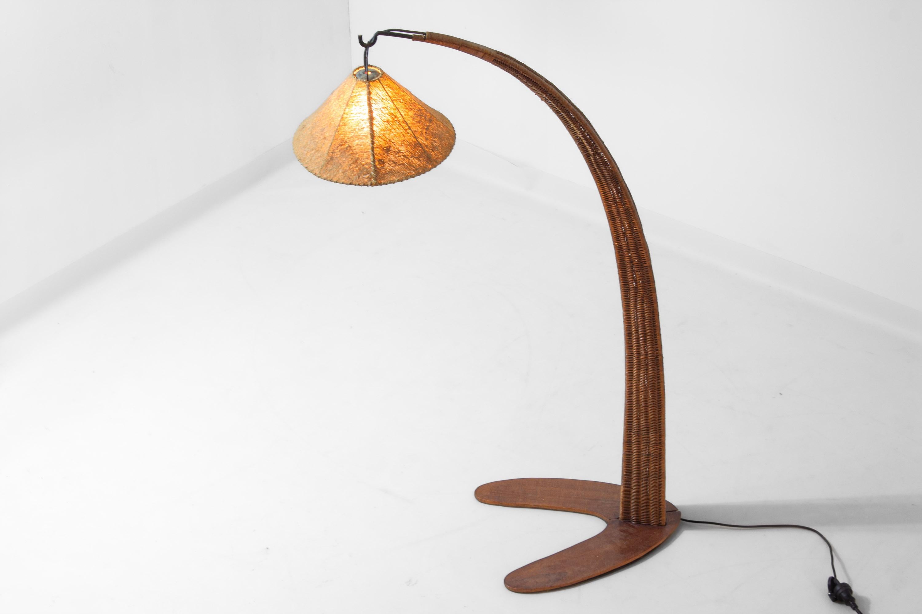 Italian wood arc floor lamp in rattan, 1970s finales del siglo XX en venta