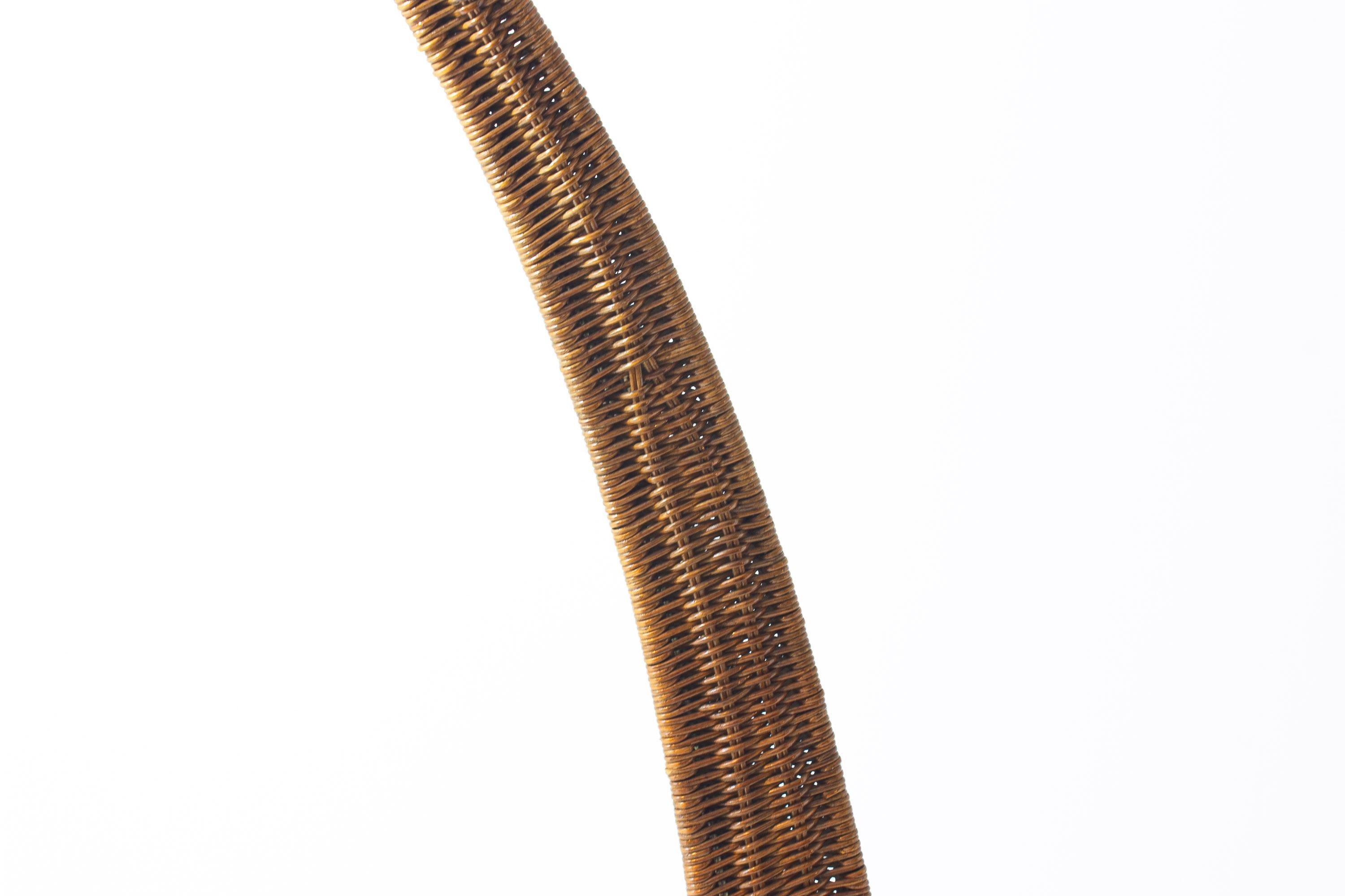 Italian wood arc floor lamp in rattan, 1970s Mimbre en venta