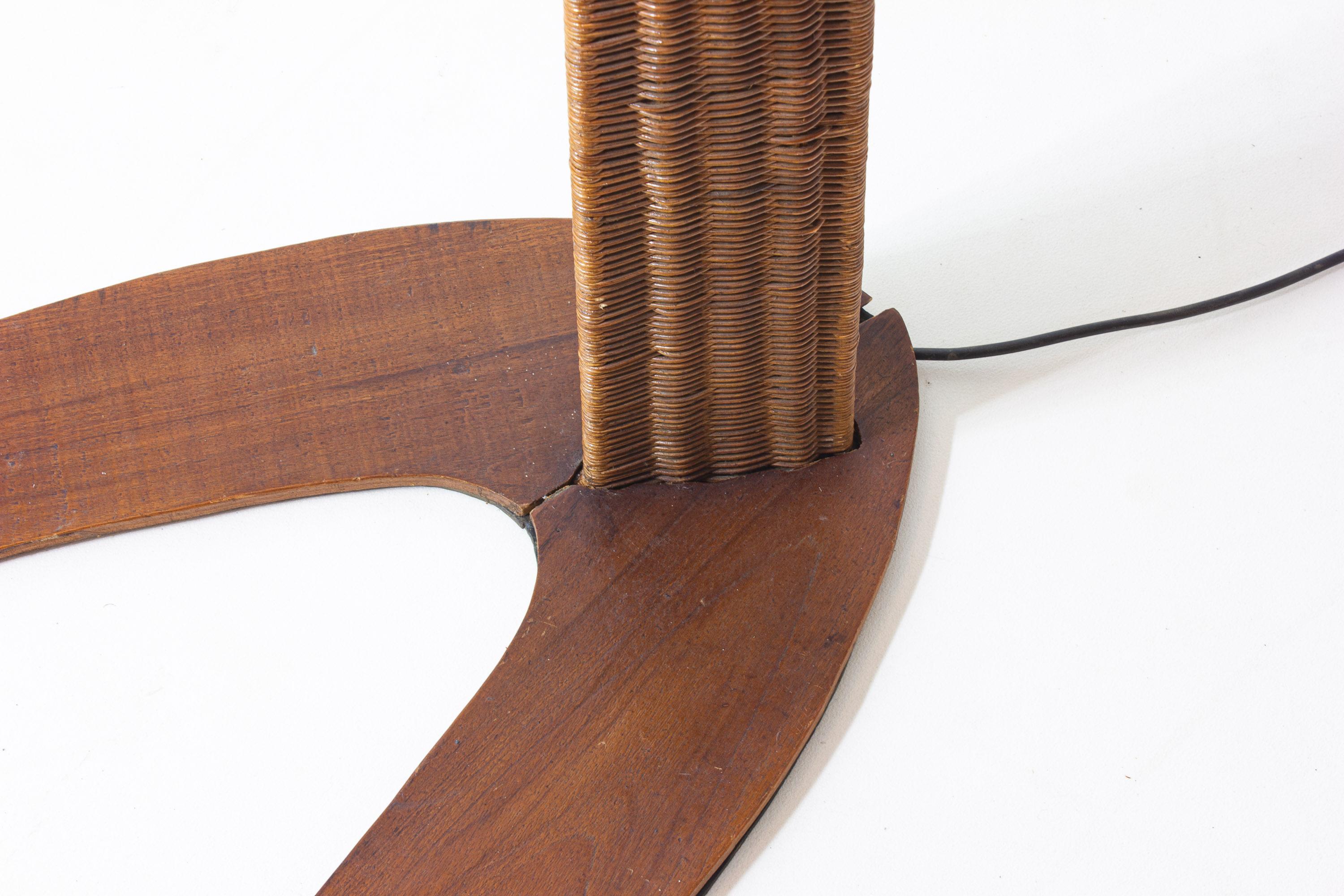 Italian wood arc floor lamp in rattan, 1970s en venta 1
