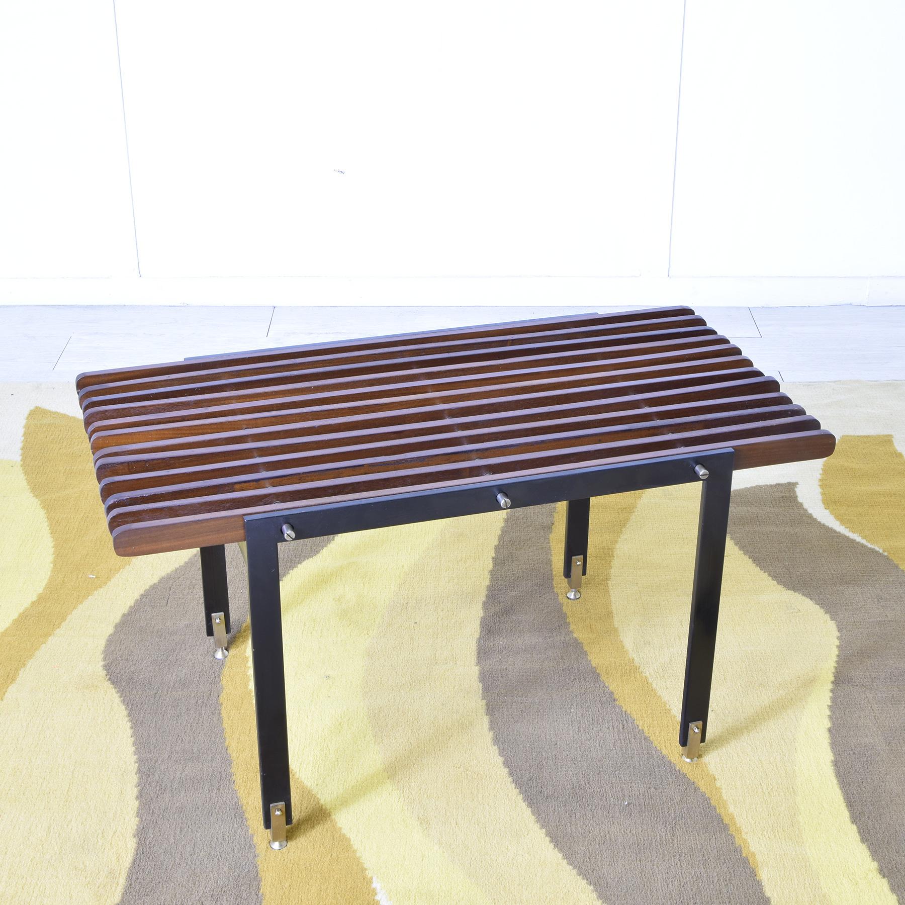 Banc en bois de teck sur une structure en fer laqué et des pieds en laiton, production italienne des années 1960