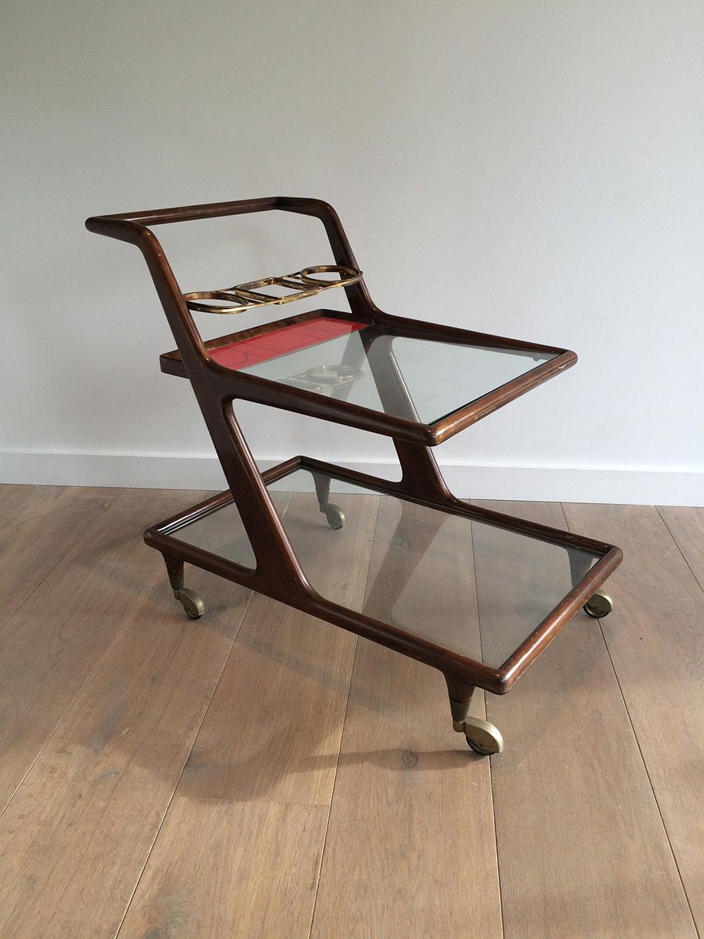 This very nice bar cart is made of wood, brass and glass. This is an Italian piece in the style of Gio Ponti, circa 1950.