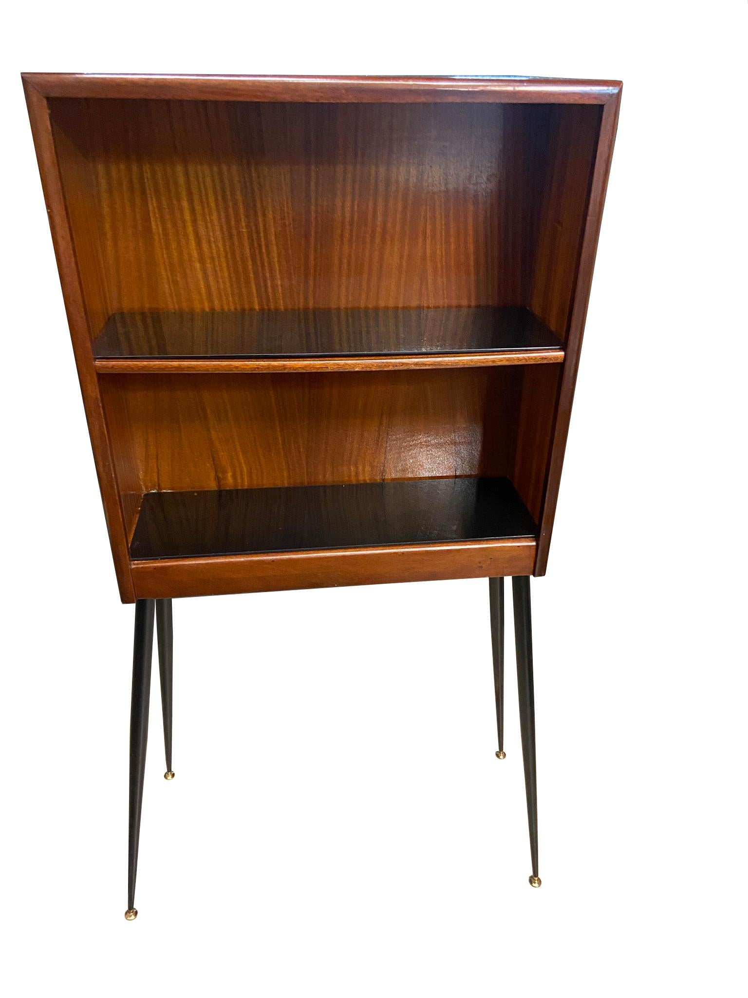 Delicious wooden étagère produced in Italy in the 1960s, with black metal feet and brass tips.