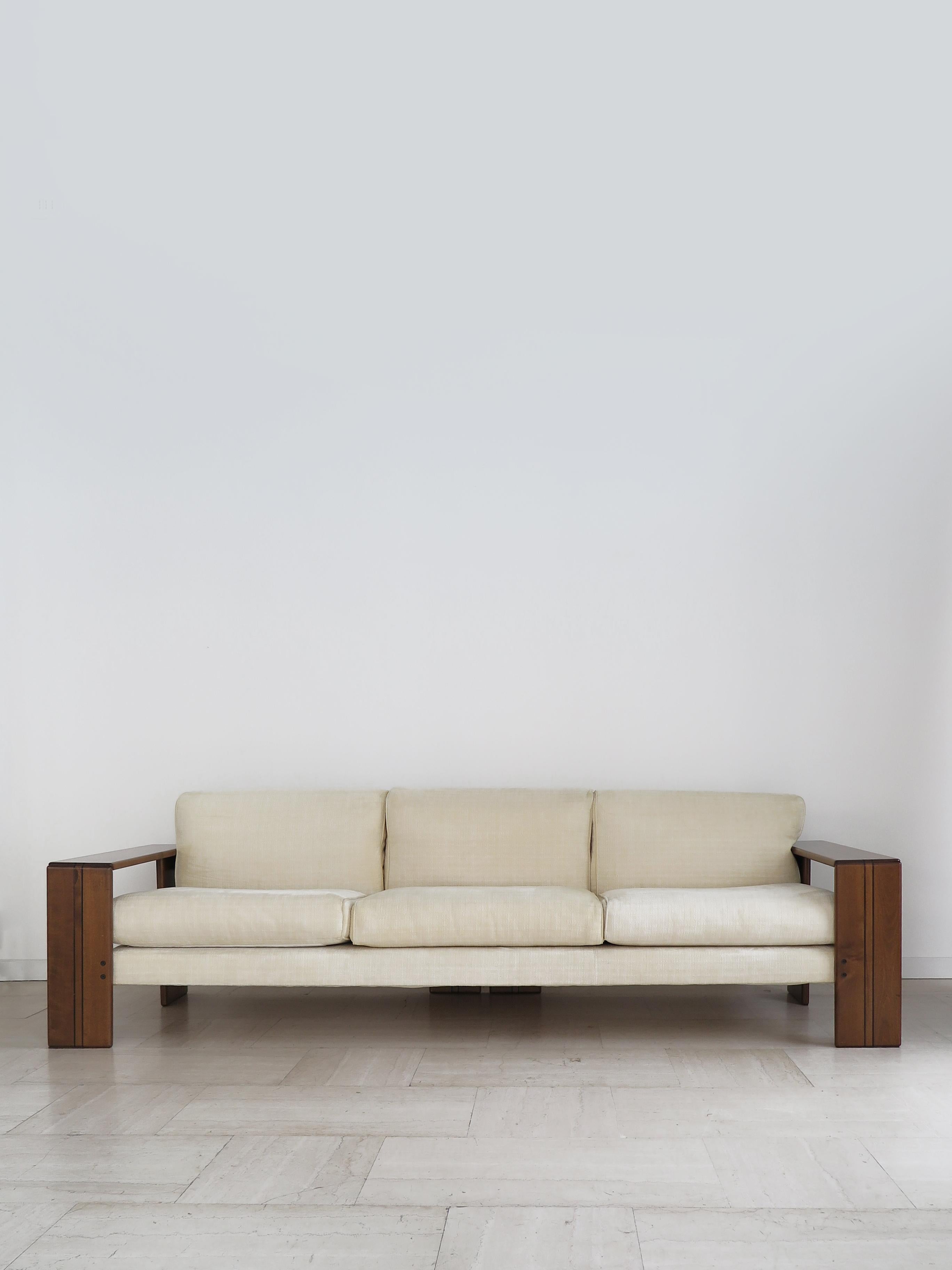 Italian midcentury modern design three-seater sofa from the “Artona” series designed by Afra 
Tobia Scarpa for Maxalto in the 1970s with solid wood frame and layers in different woods, seat and backrest with foam padding and fabric