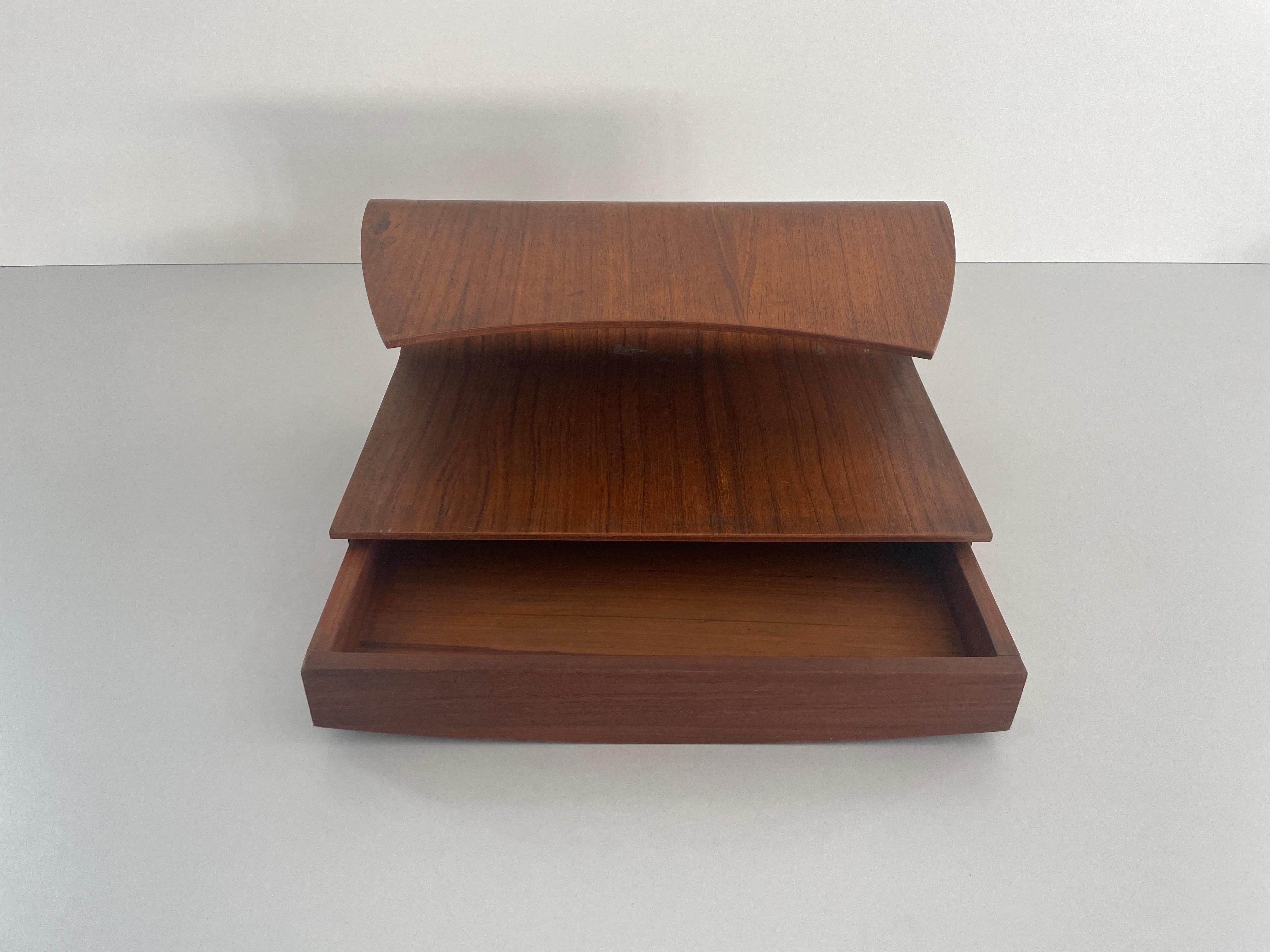 Italian Wood Floating Shelf with Drawer, 1960s, Italy

No damage, no crack.
Wear consistent with age and use.

Measurements: 
Width: 45 cm
Depth: 28 cm
Height: 22 cm