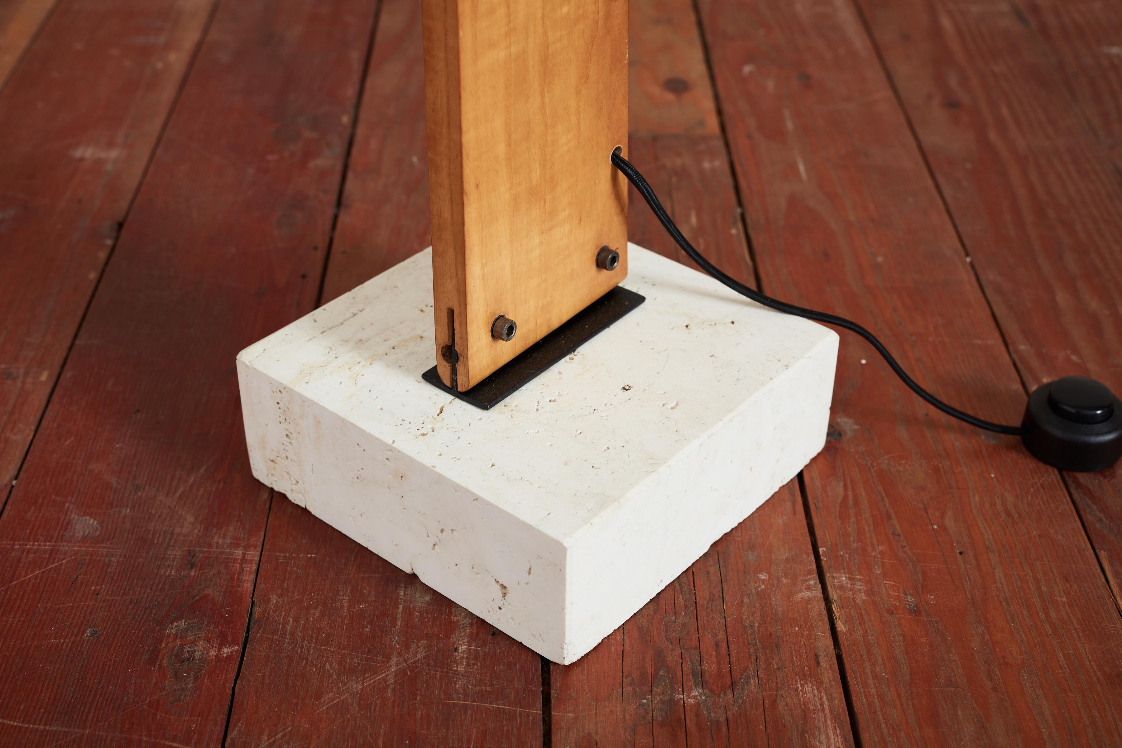 Lampada da terra in Wood con base in travertino in vendita 4