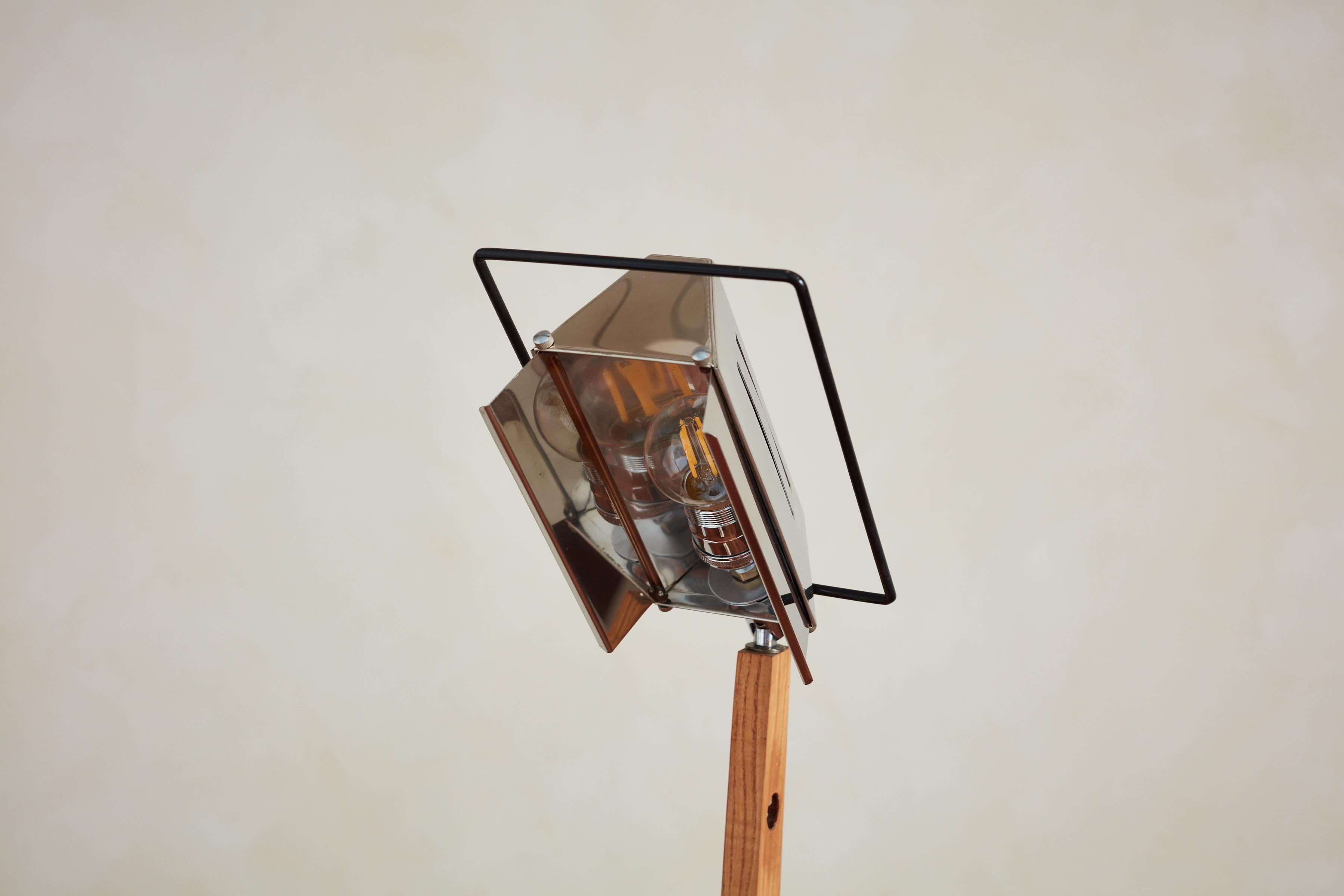 Italiano Lampada da terra in Wood con base in travertino in vendita