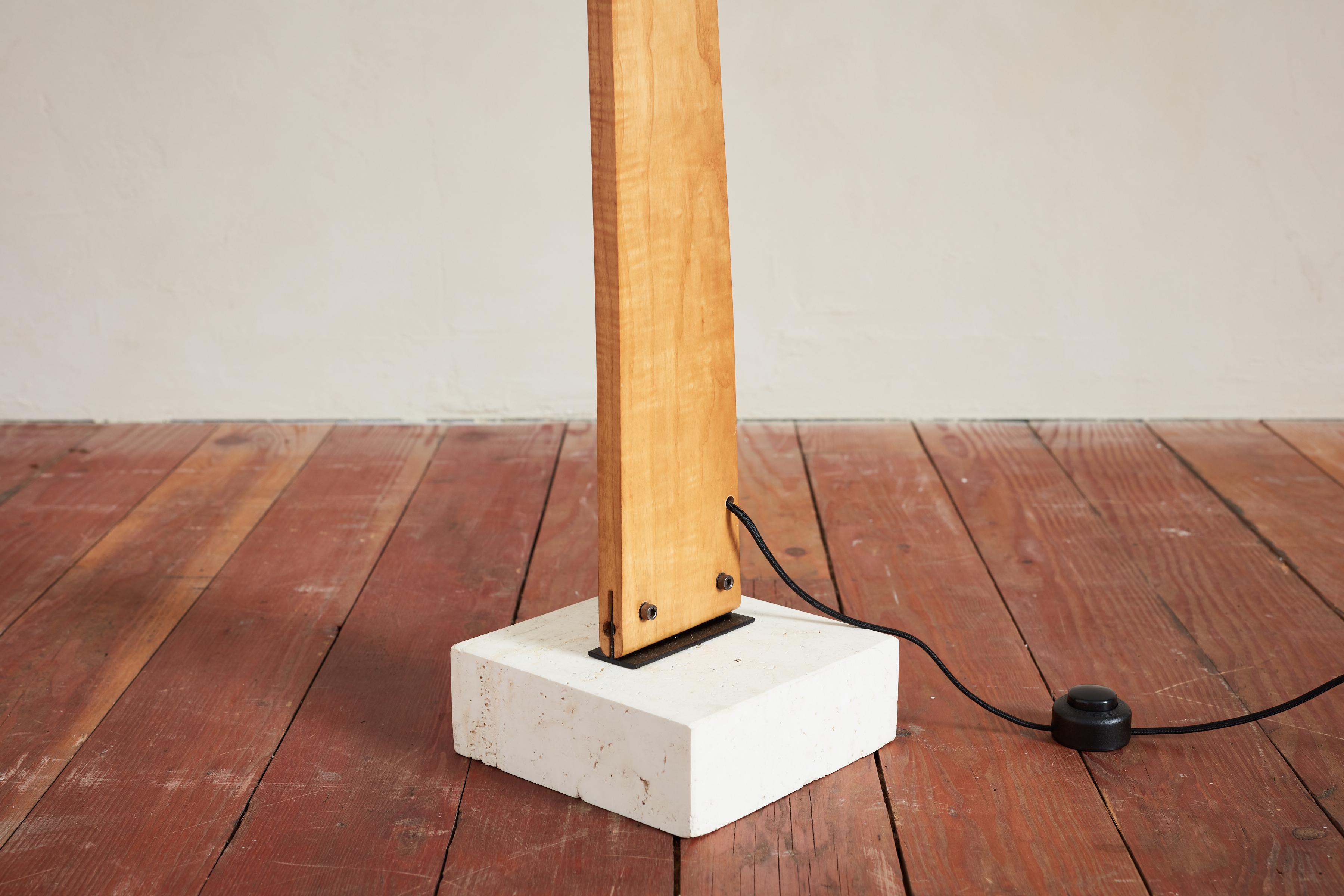 Lampada da terra in Wood con base in travertino In condizioni buone in vendita a Beverly Hills, CA