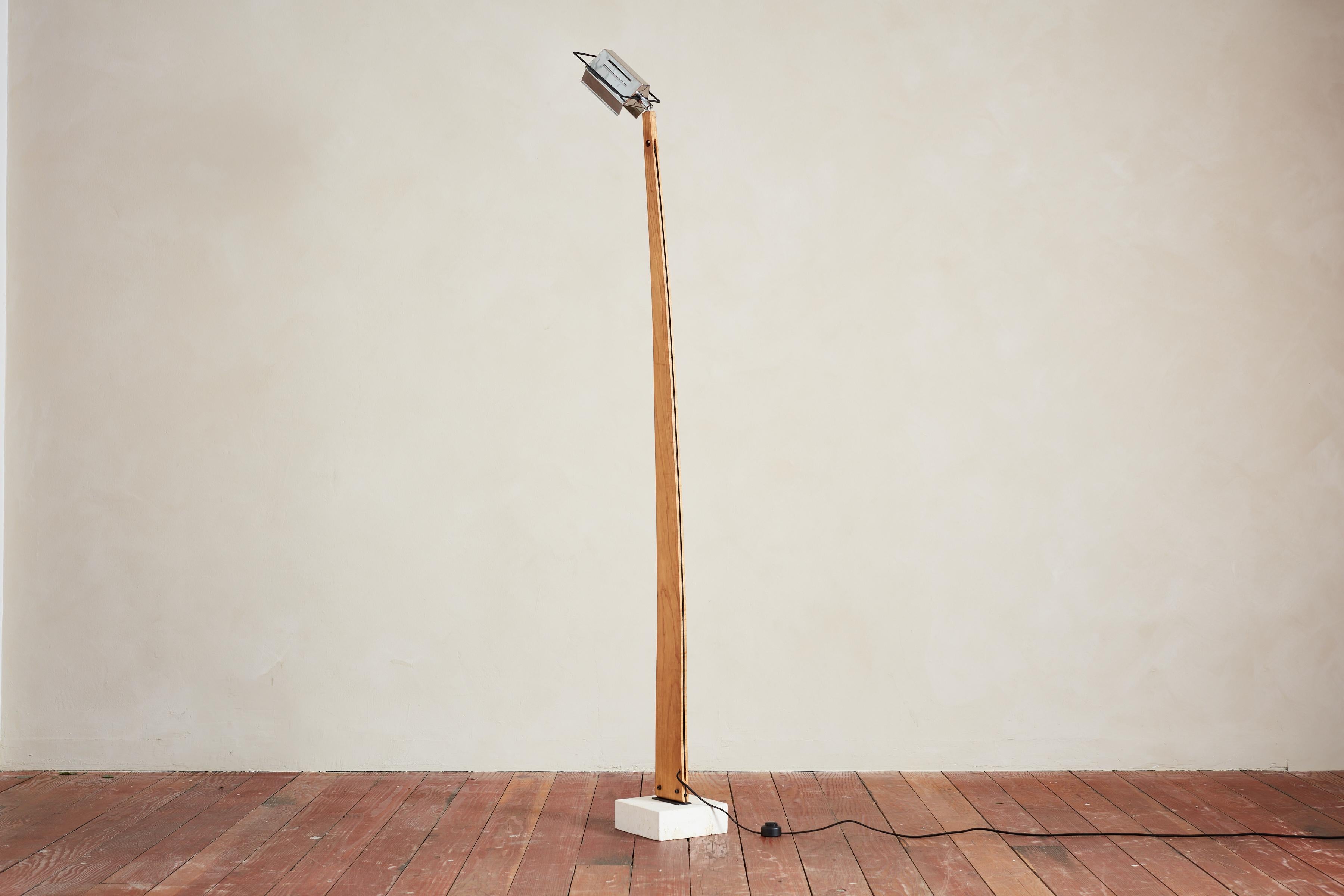 Travertino Lampada da terra in Wood con base in travertino in vendita