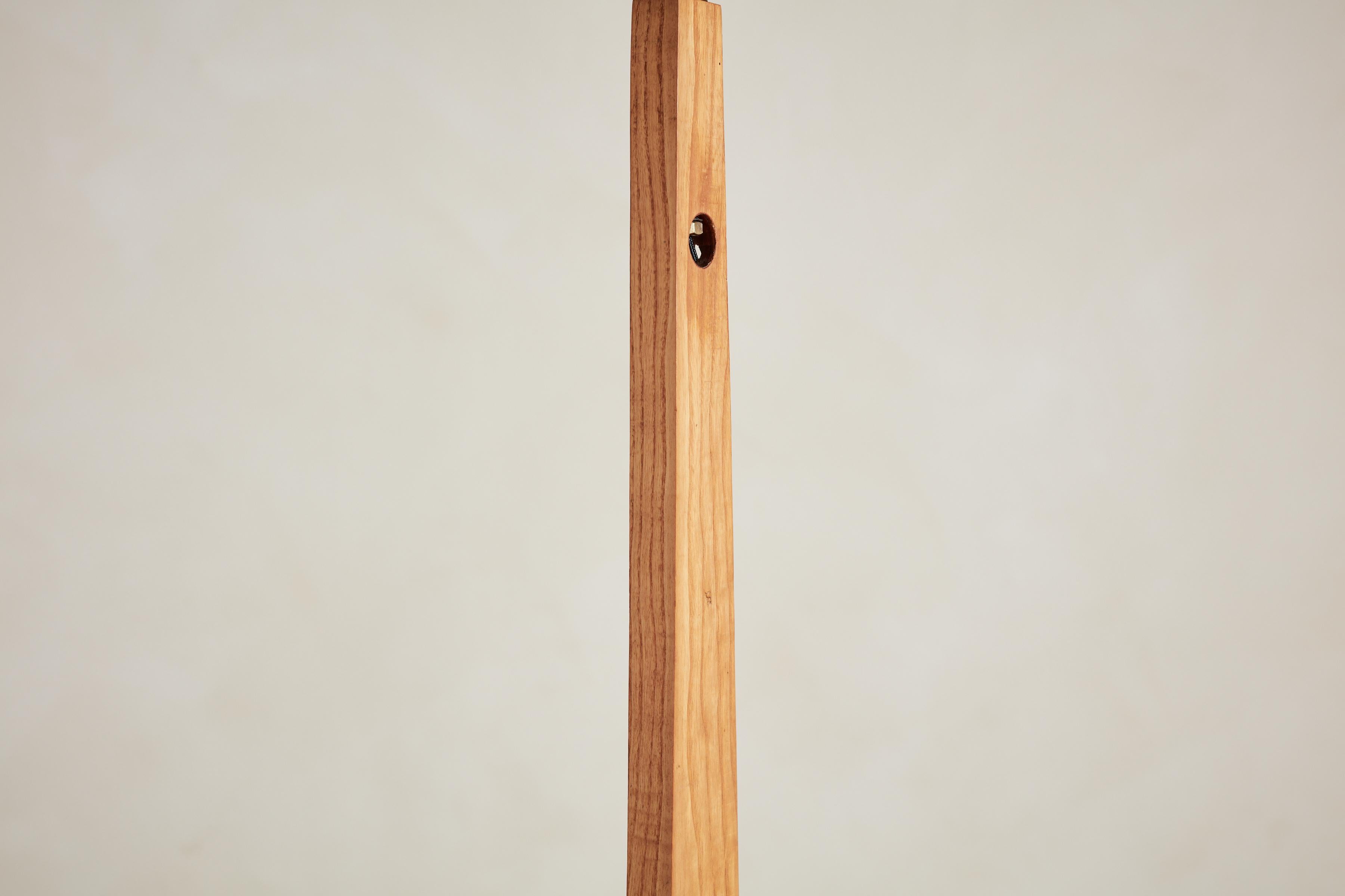 Lampada da terra in Wood con base in travertino in vendita 1