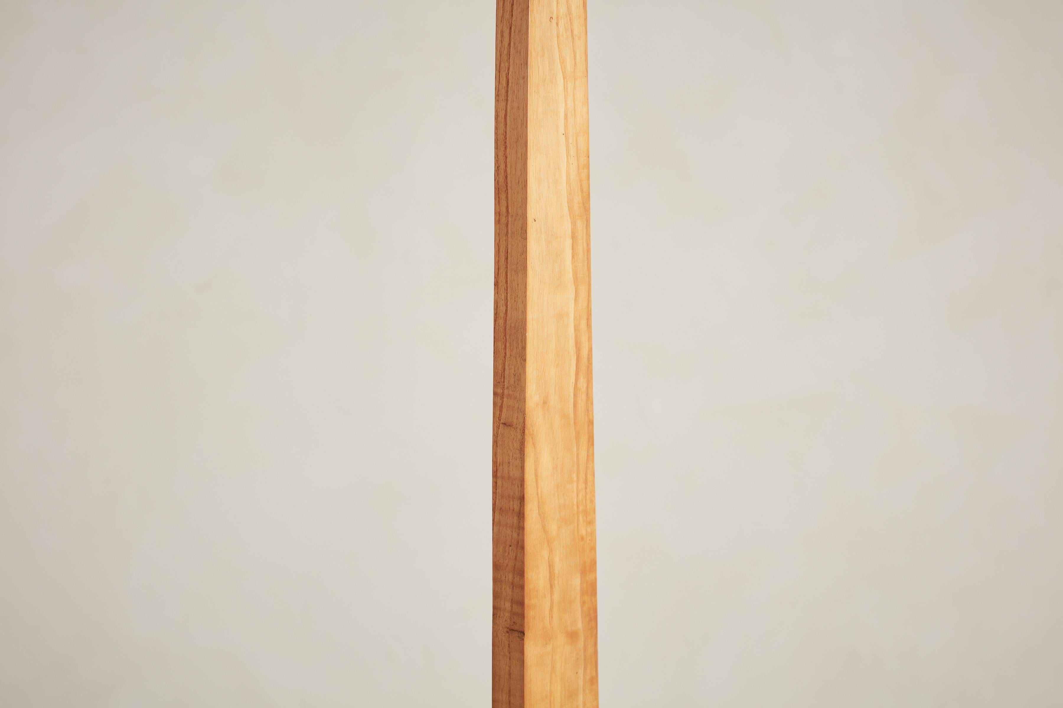 Lampada da terra in Wood con base in travertino in vendita 2