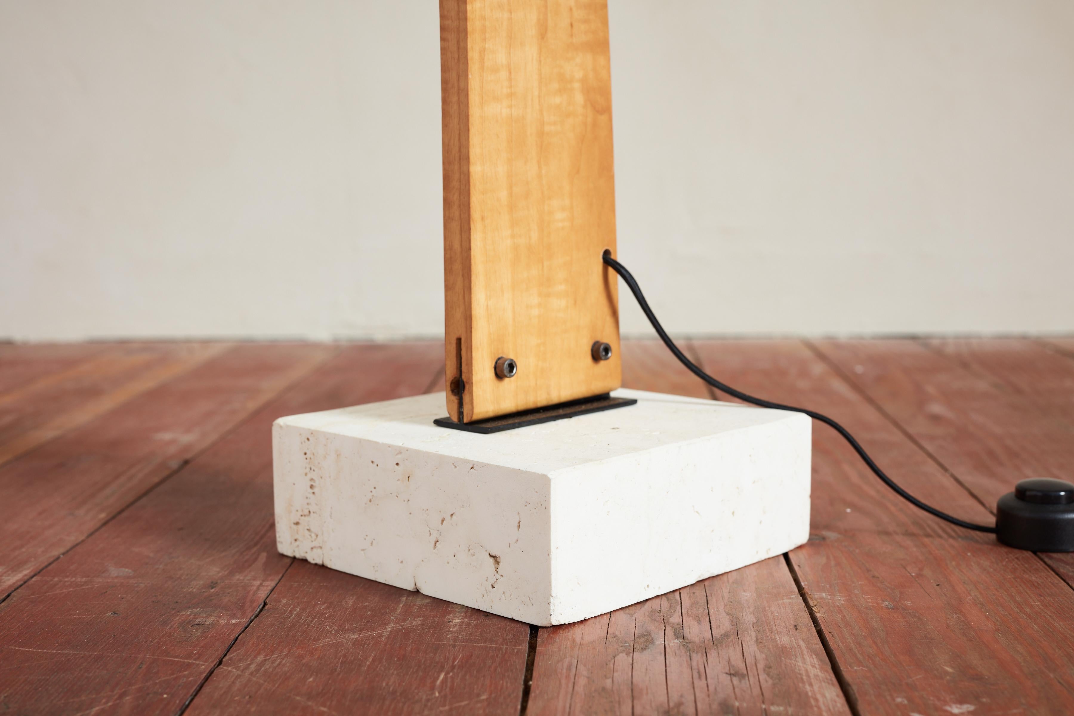 Lampada da terra in Wood con base in travertino in vendita 3
