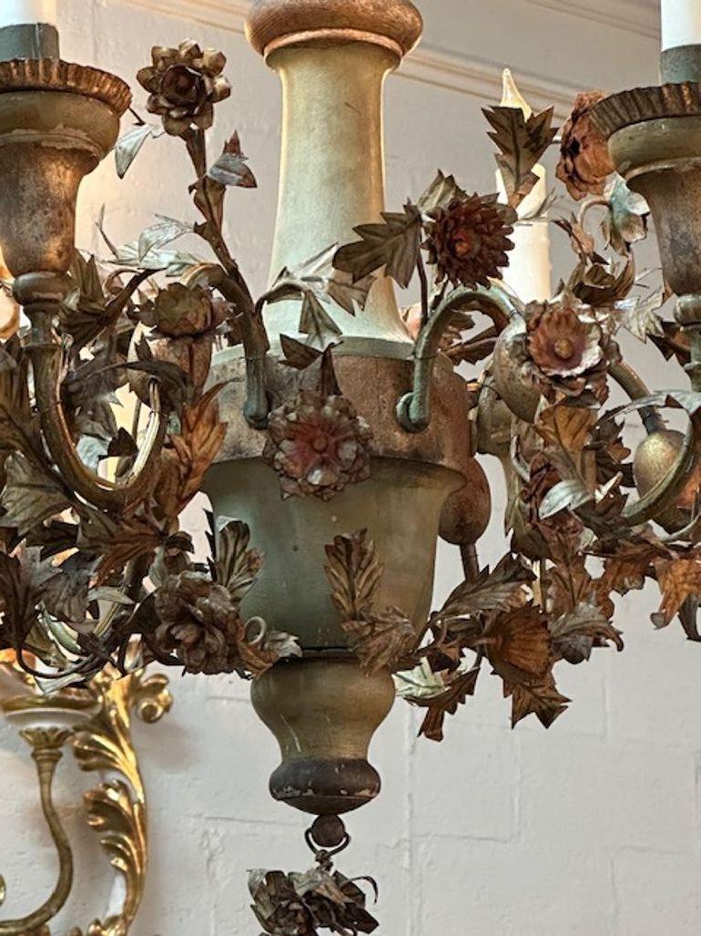 Italienischer Blumen-Kronleuchter aus Holz im Zustand „Gut“ im Angebot in Dallas, TX