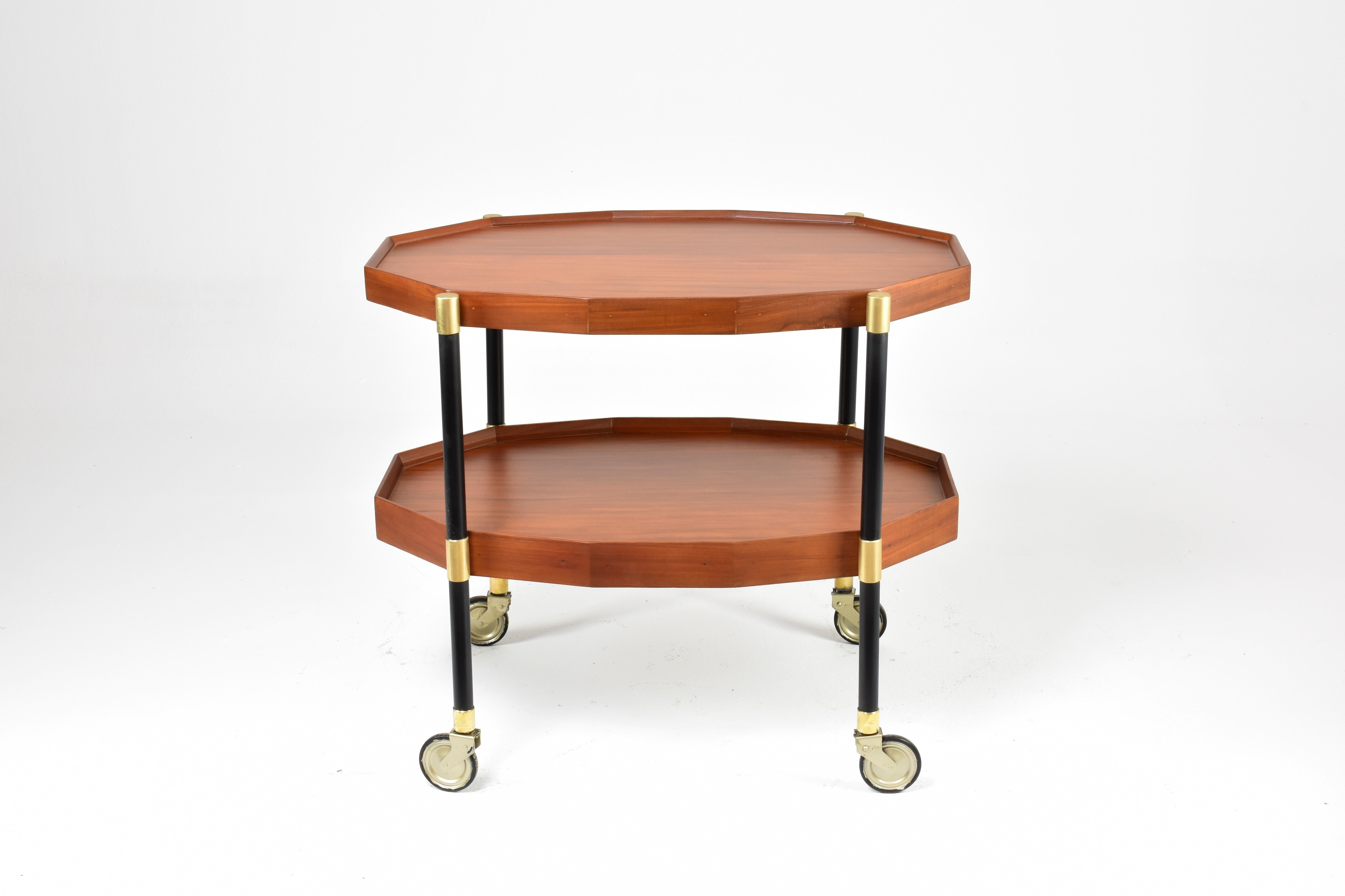 Dieser italienische Trolley aus Holz und Metall aus den 1950er Jahren wurde von dem angesehenen Designer Bergonzi entworfen. Die Kreation von Bergonzi, der für seine Liebe zum Material und zum Detail bekannt ist, besteht aus einem zweistöckigen