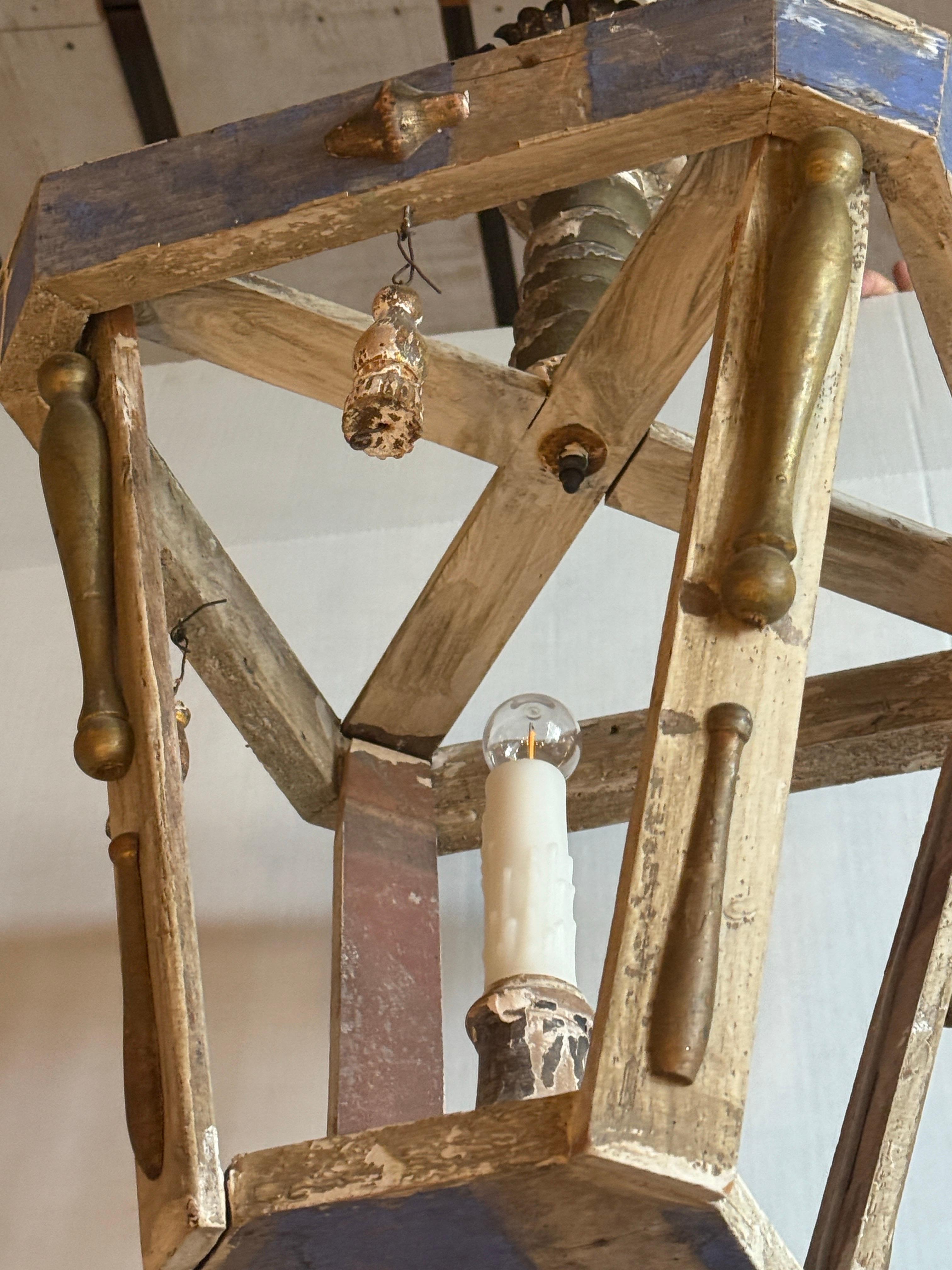 Italienische Wood Wood Anhänger mit antiken Altar Fragmente gemacht. (Geschnitzt) im Angebot