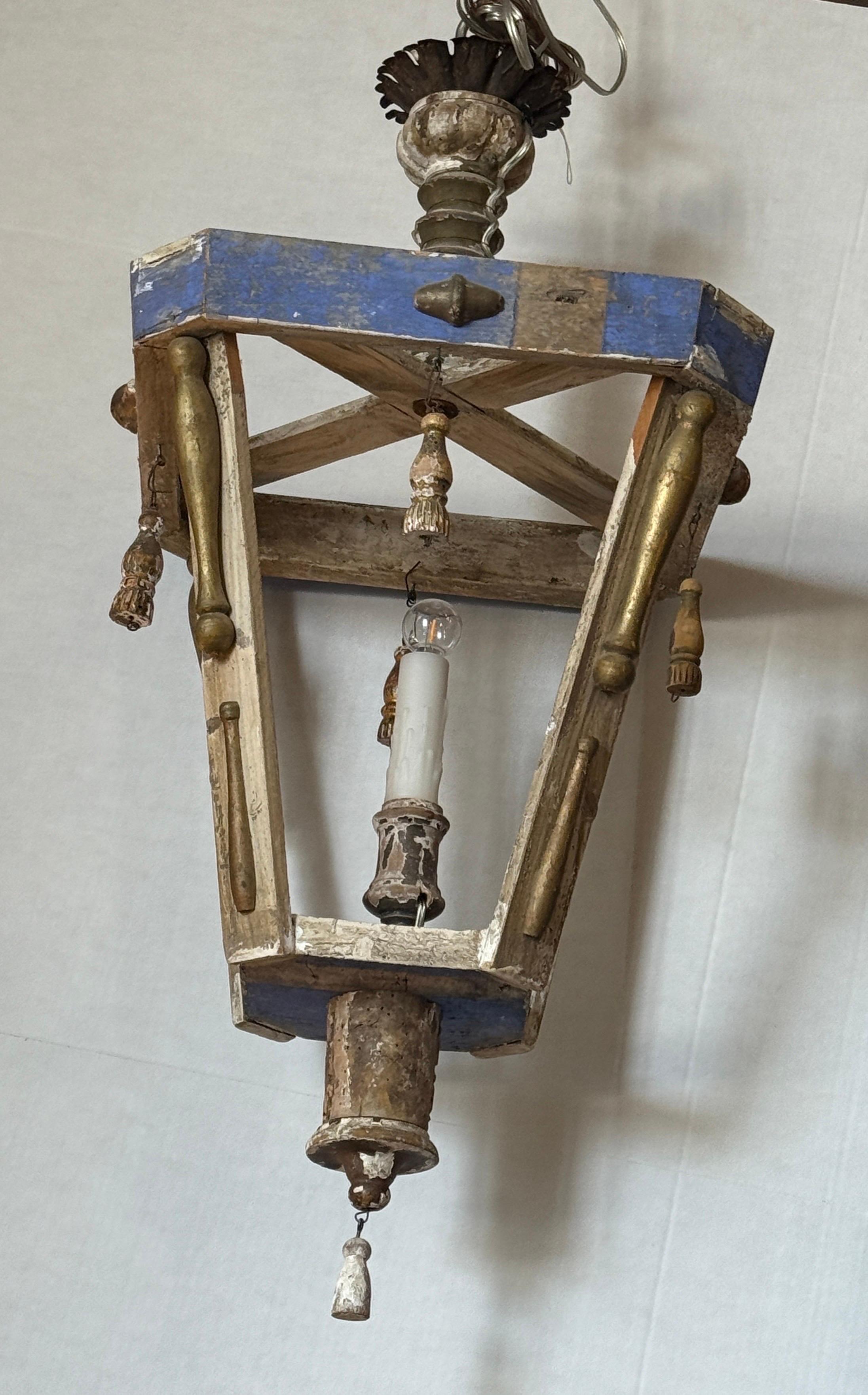 Italienische Wood Wood Anhänger mit antiken Altar Fragmente gemacht. (19. Jahrhundert) im Angebot