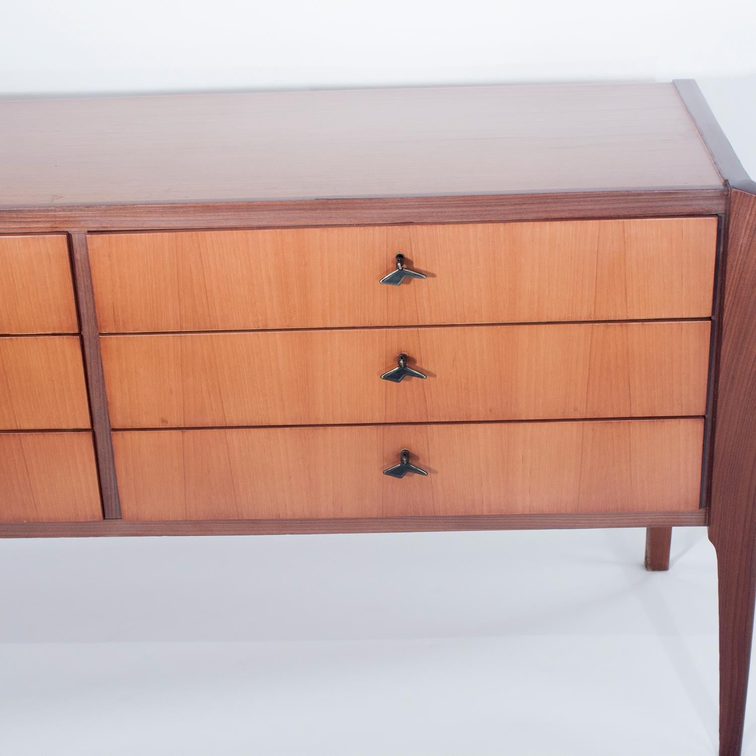 Italian sideboard, chest 1960s.
It has 6 drawers. The two drawers above can be closed, the same handle is locked.
Combination of woods, one light and one darker.
Measures: 153cm x 47cm Height 74cm.