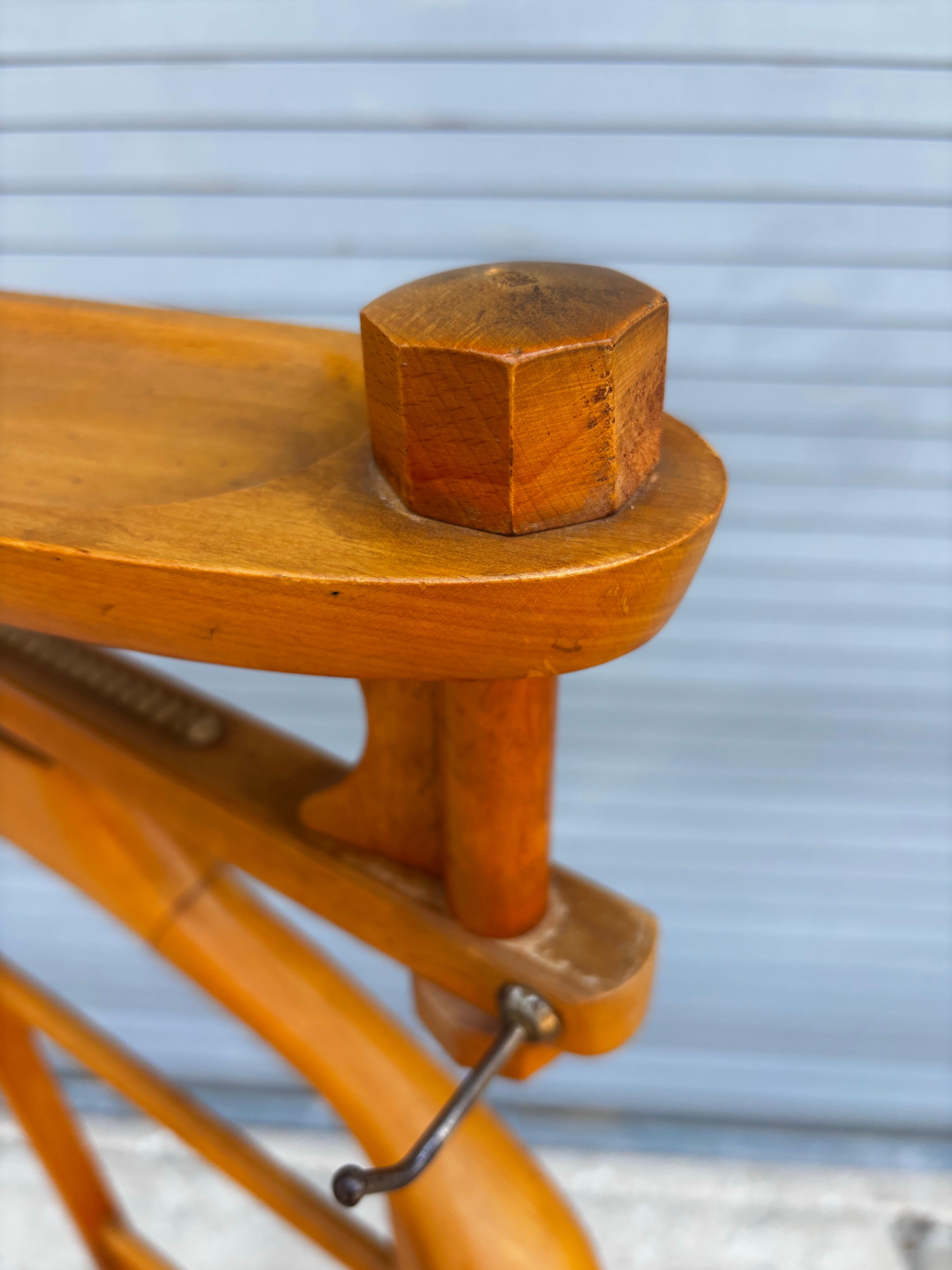 Valet en bouleau italien avec plateau rotatif et roulettes pour se déplacer facilement.  Estampillé Italie sous le plateau en bois.  Design/One utile et élégant !