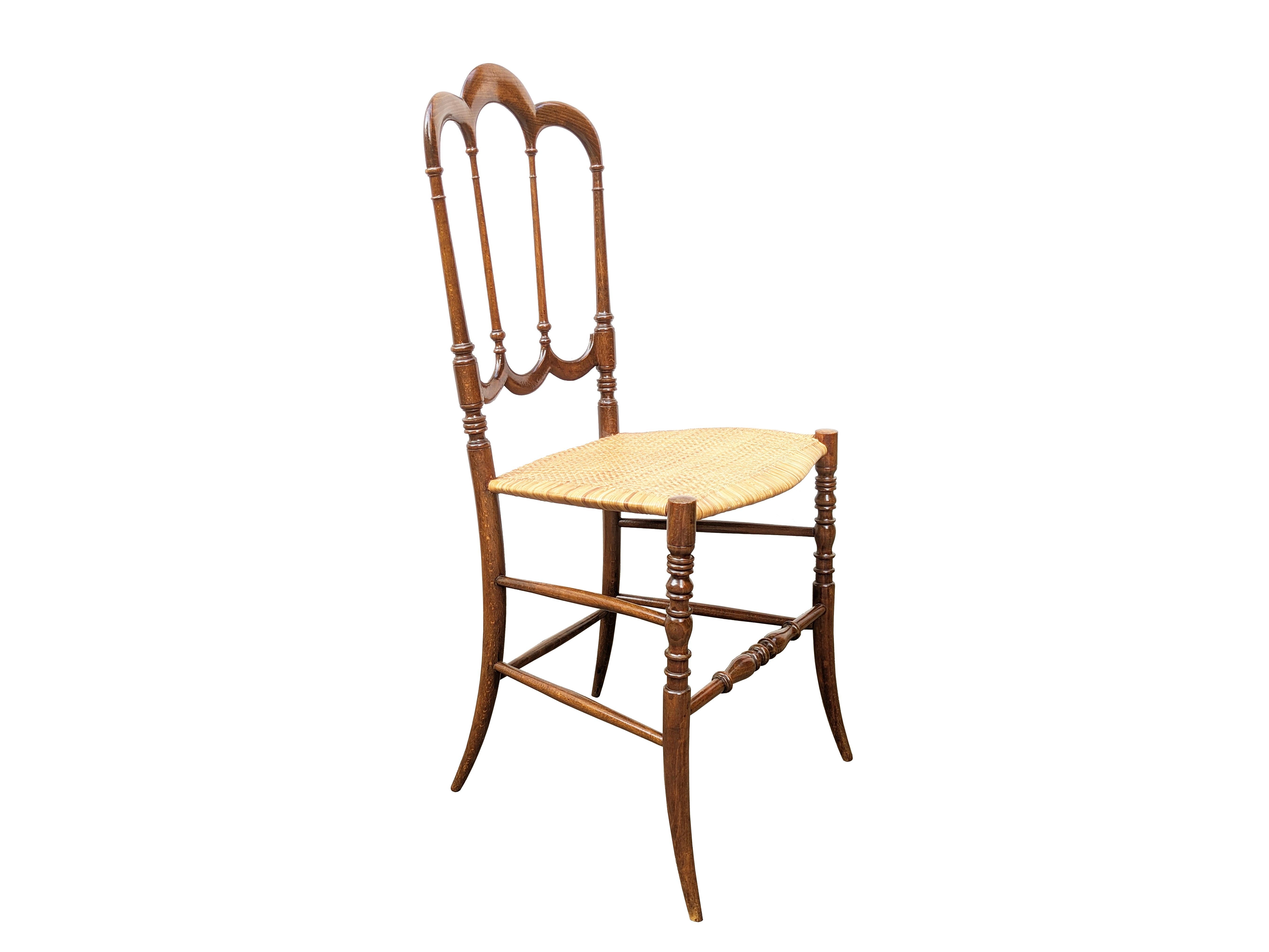 Elégante et décorative chaise Chiavarina en bois et assise en paille de Vienne d'origine. Partiellement restauré : un pied a été réparé. polissage général de la structure en bois.