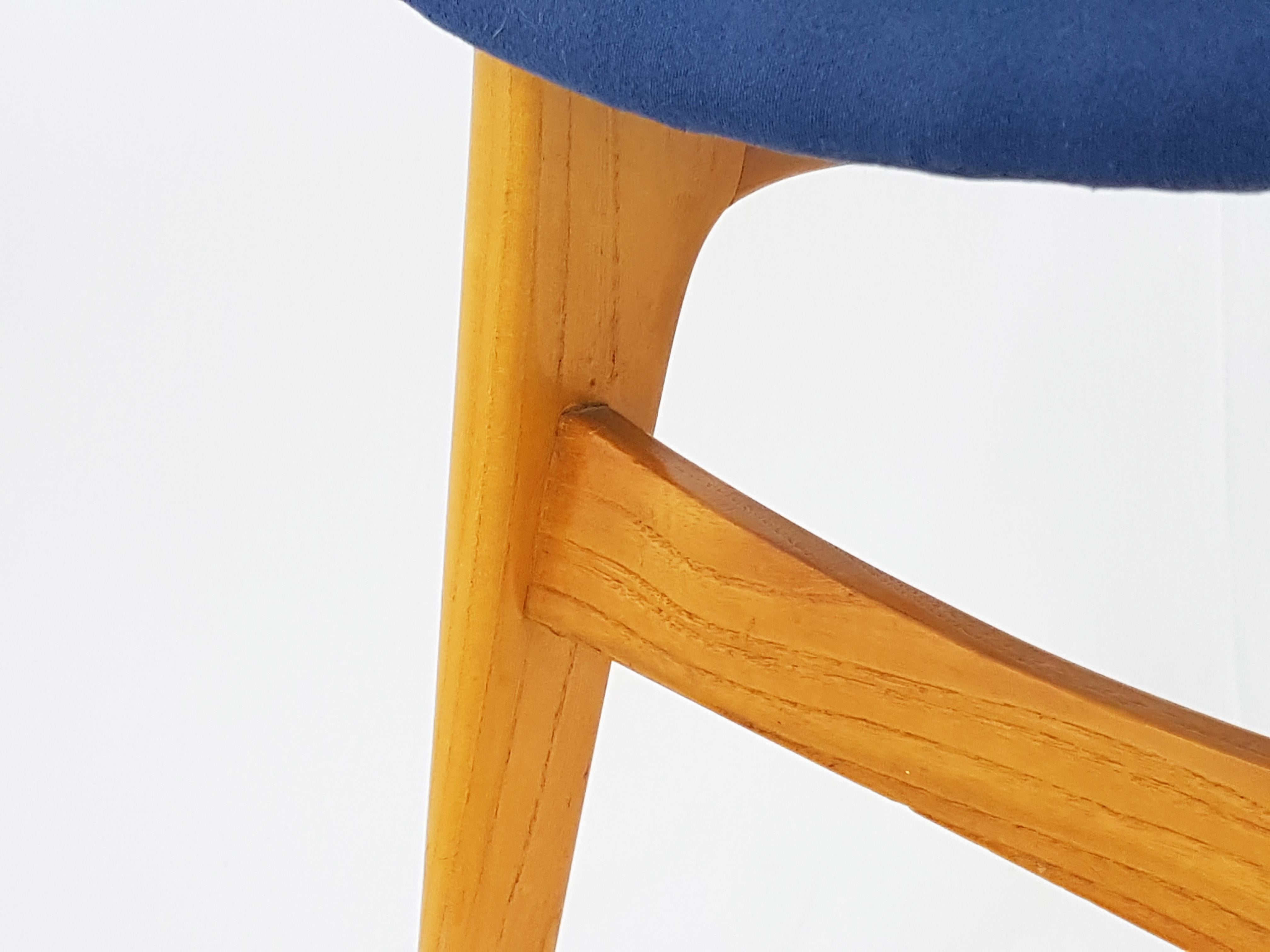 Italienischer Beistell-/Bürostuhl aus Holz und blauem Stoff aus der Mitte des Jahrhunderts im Angebot 4