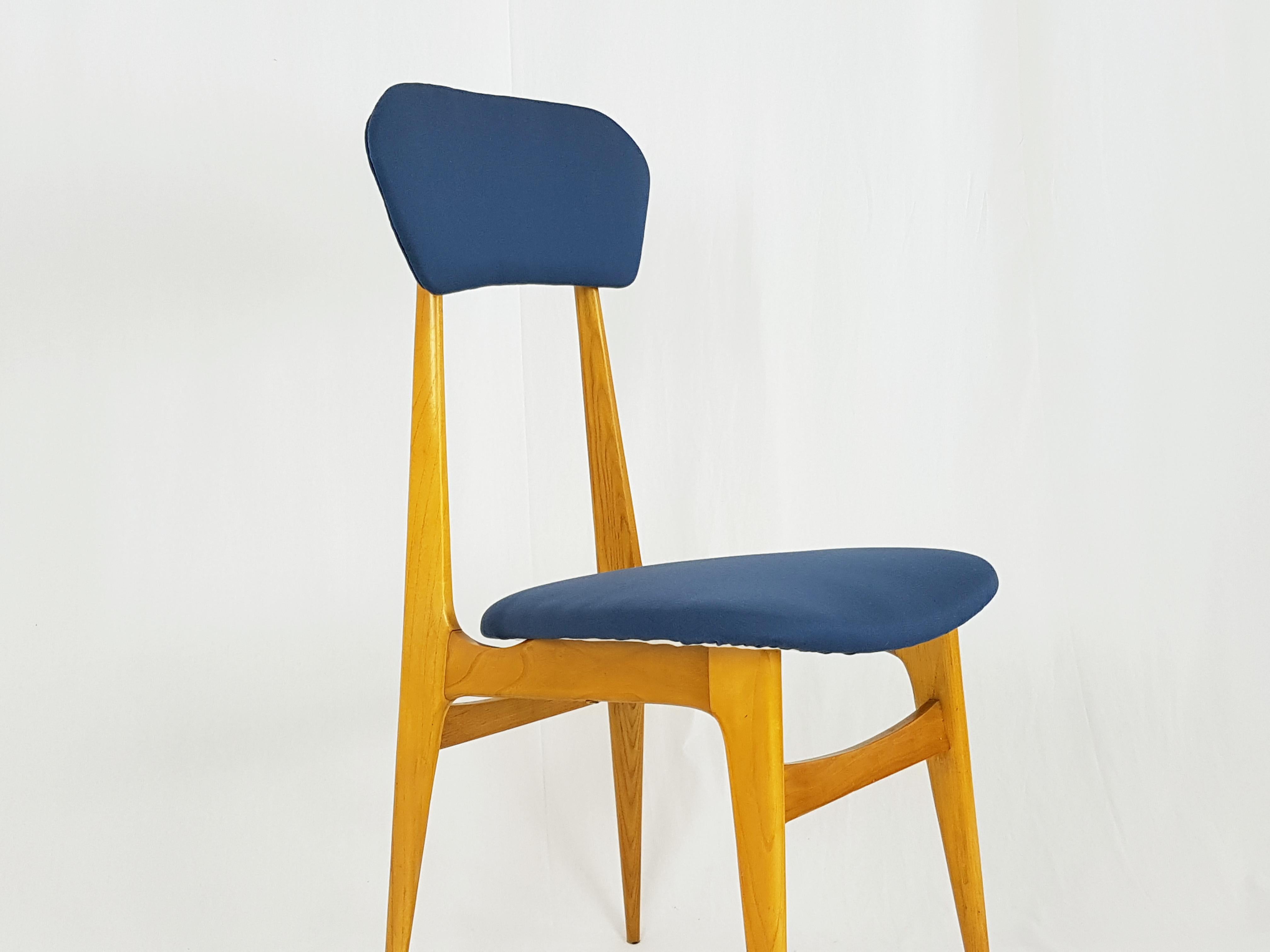 Dieser schöne Stuhl aus der Mitte des Jahrhunderts wurde in Italien mit einer dünnen und weidenartigen Holzstruktur hergestellt. Der blaue, gepolsterte Sitz und die Rückenlehne sind mit speziellen Messingschrauben befestigt. Der Stuhl kann sowohl