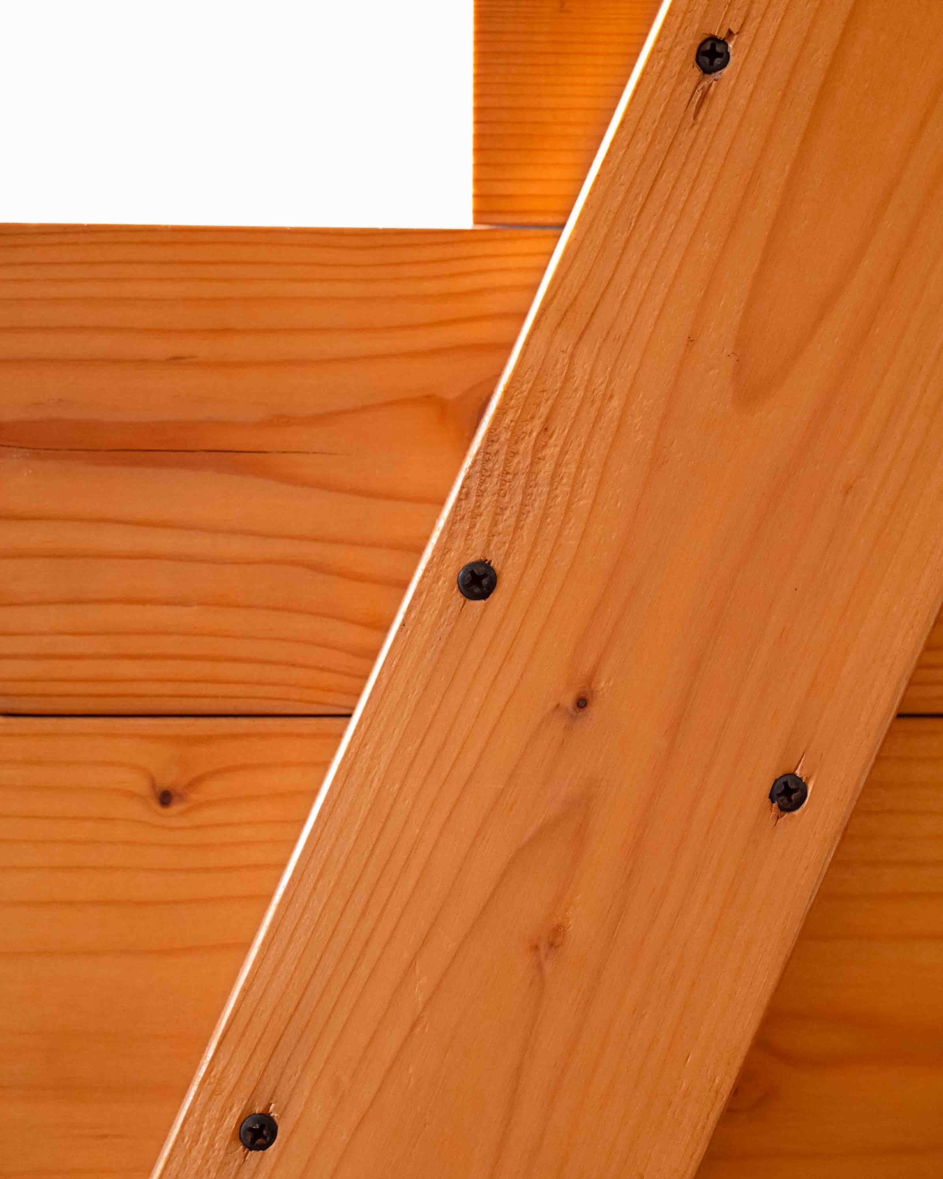 Ce cadre de lit d'Enzo Mari est fabriqué à partir de bois prédécoupé et assemblé selon les instructions d'Enzo Mari. Son design incarne une approche directe et réfléchie du mobilier. Ce lit offre une forme claire et fonctionnelle, alliant la