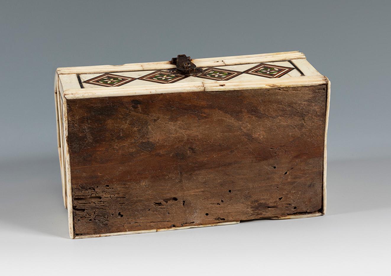 Italian Wooden Boxwood Chest with Boxwood Inlay In Good Condition In Marbella, ES