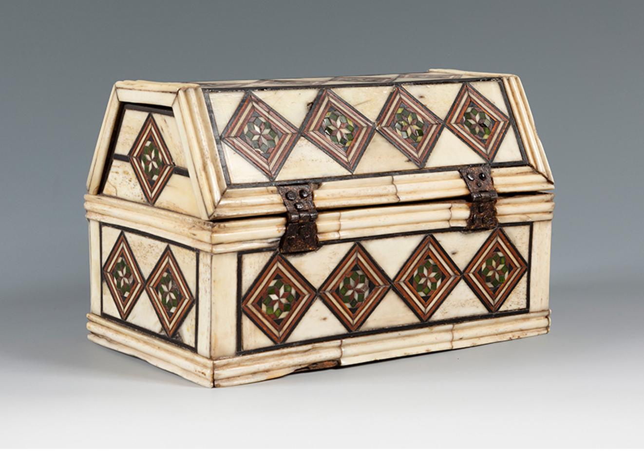 20th Century Italian Wooden Boxwood Chest with Boxwood Inlay